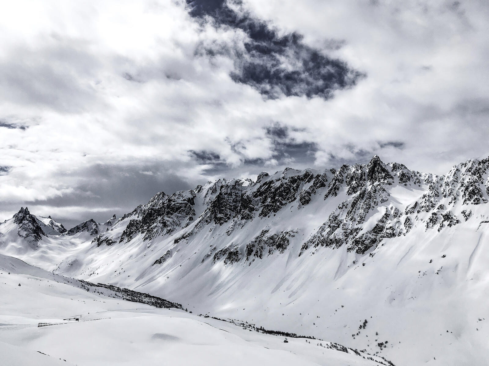Бесплатное фото Скалистые снежные вершины