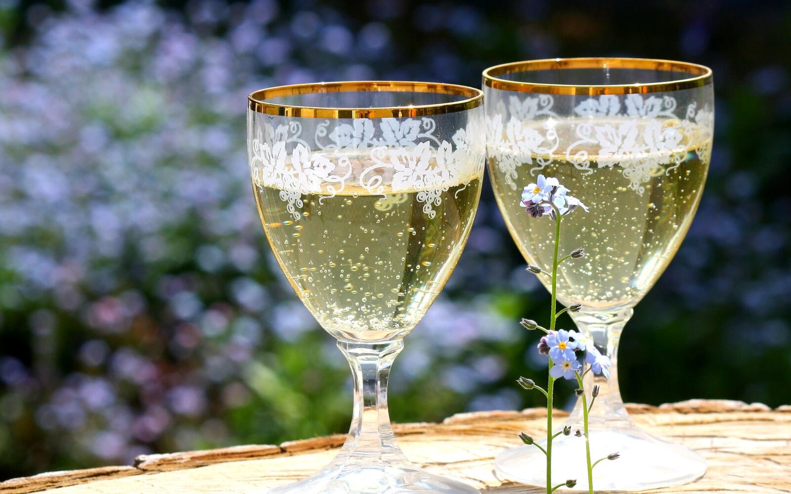 Free photo Two champagne glasses