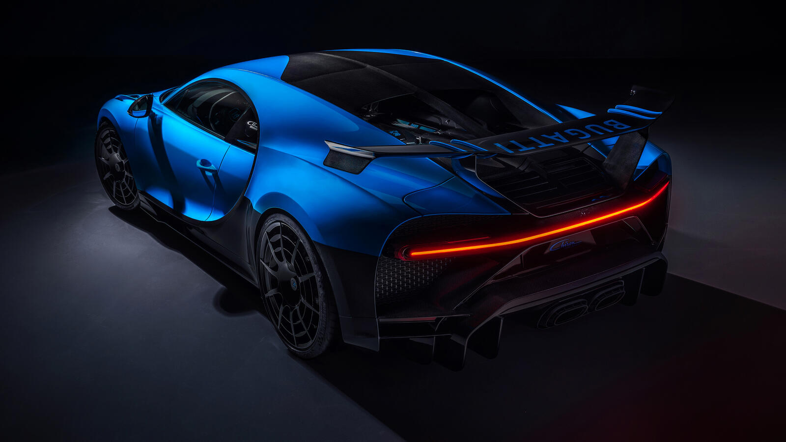 Free photo Bugatti chiron pur sport 2020 in blue rear view