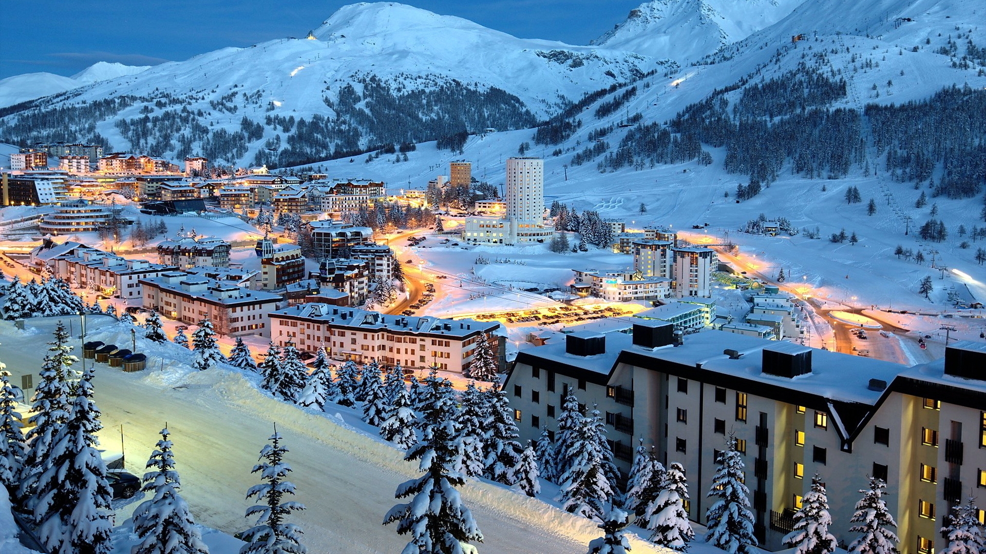 Бесплатное фото Зимний город у подножья гор