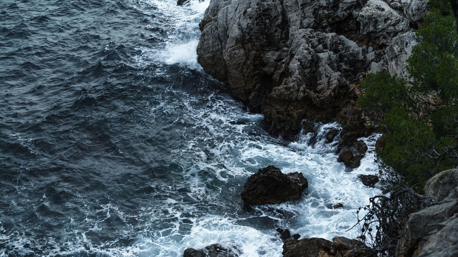 Бесплатное фото Волны разбиваются о скалистый берег