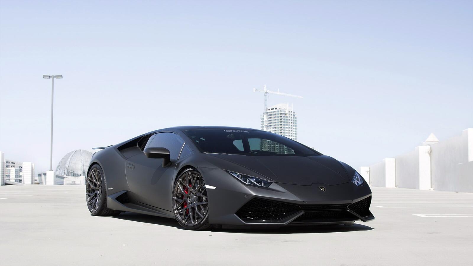 Бесплатное фото Lamborghini Huracan черного матового цвета