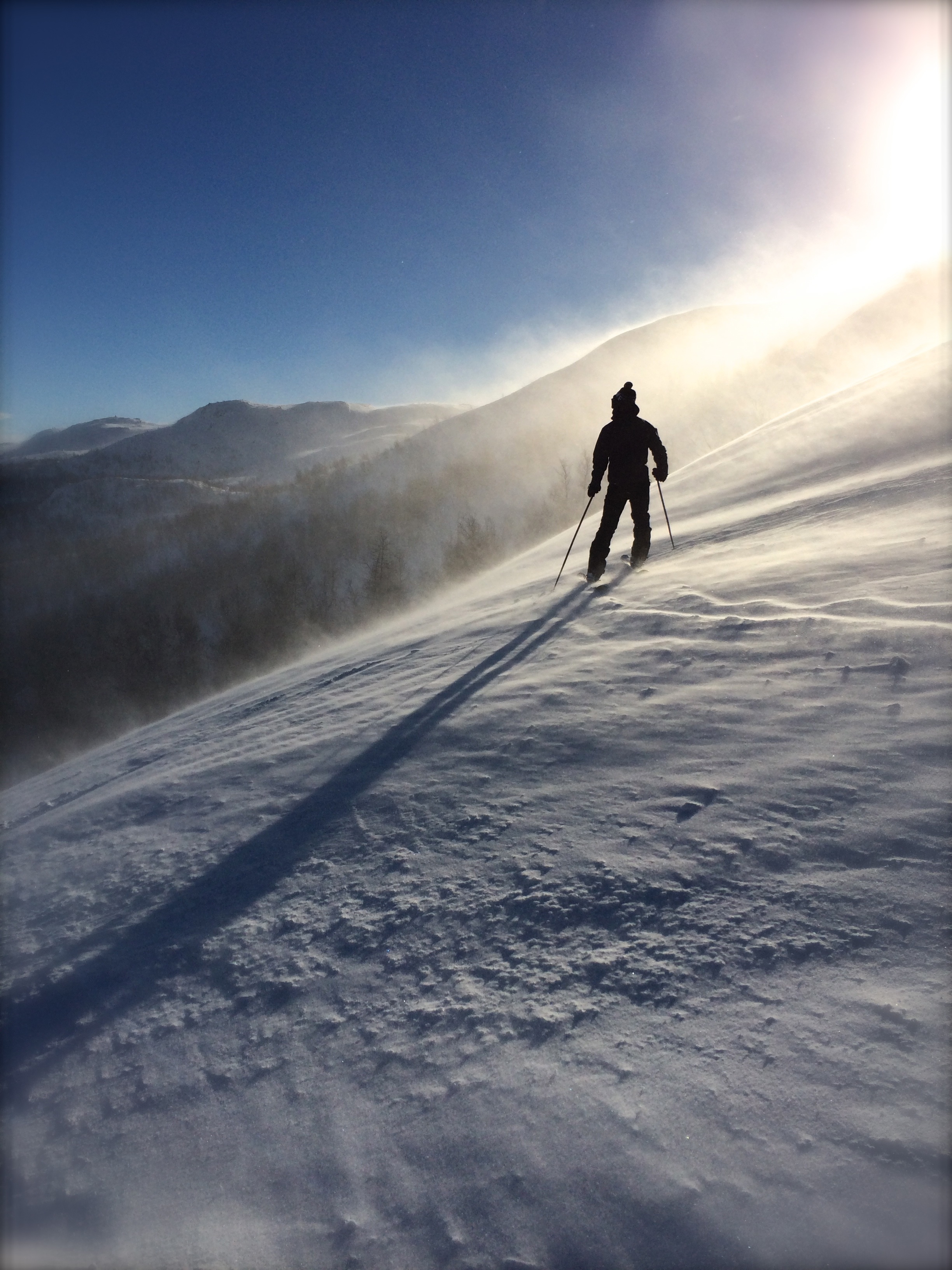 Бесплатное фото Лыжники на снежном склоне в солнечную погоду