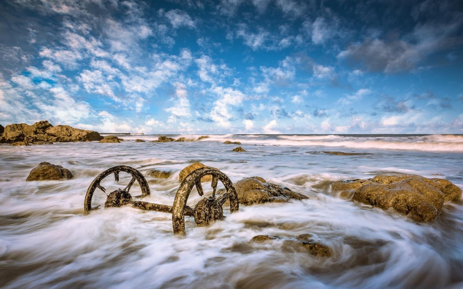 免费照片海边的车轮被海水冲刷着