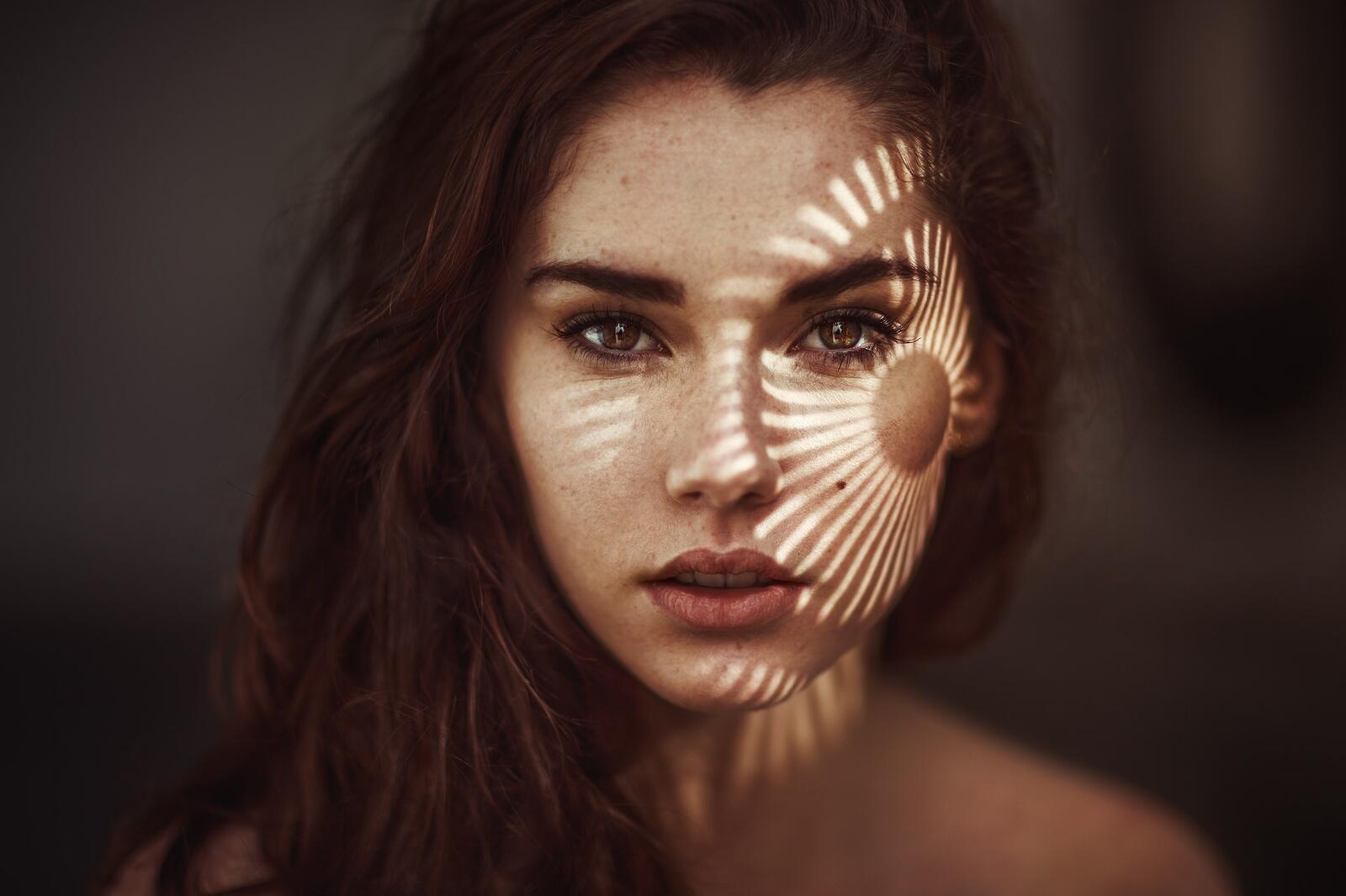 Free photo Portrait of a girl with freckles