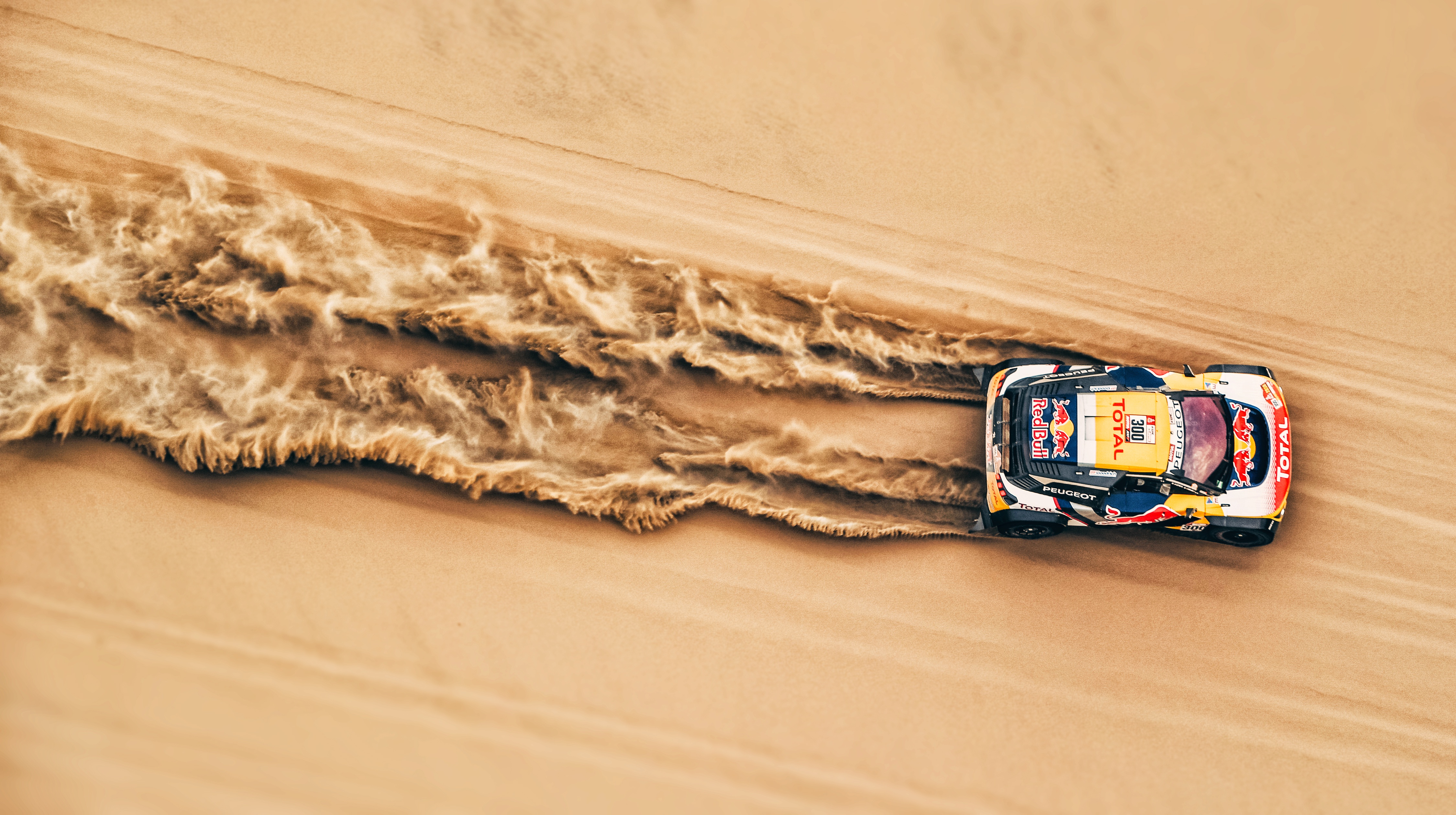Скоростная машина на ралли едет по песку