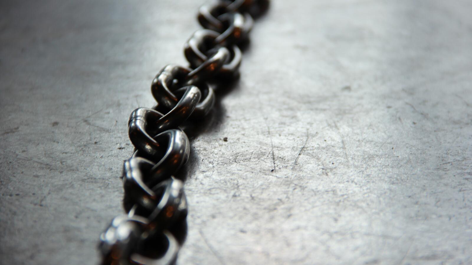Free photo A black chain lies on a metal table