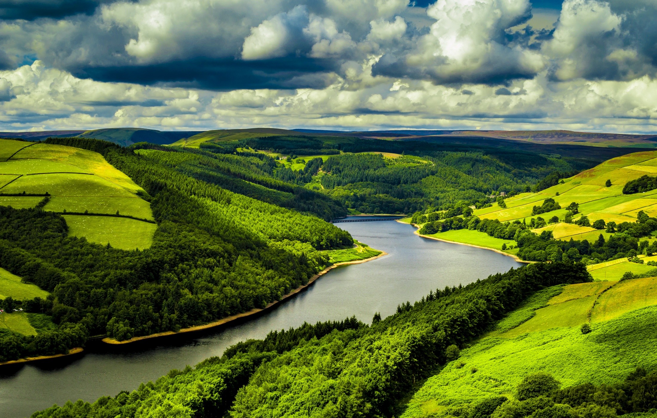 Бесплатное фото Река среди зеленых холмов