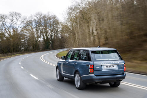 Range Rover Svautobiography едет по загородной дороге