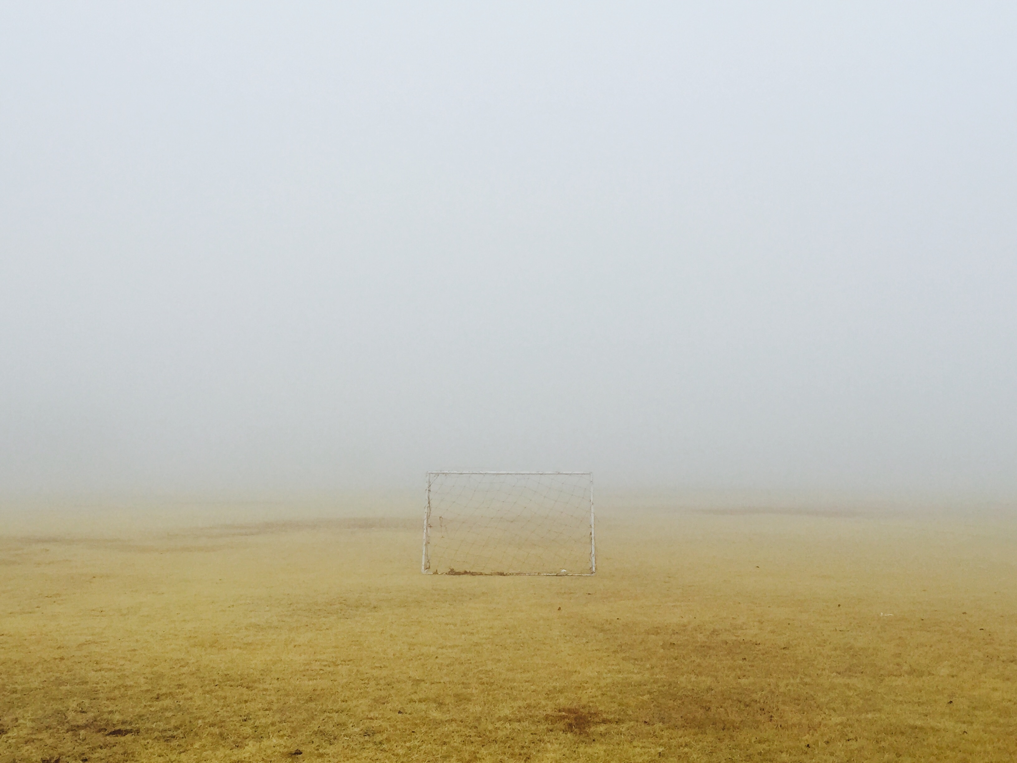 Футбольные ворота в сельской местности в тумане