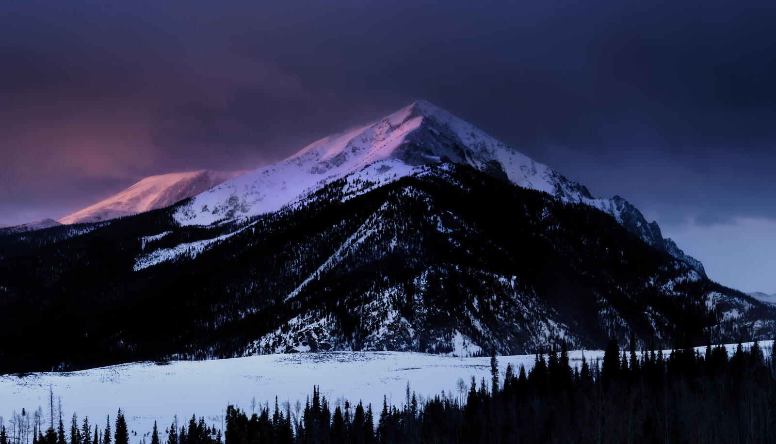 Бесплатное фото Зимний закат в горах