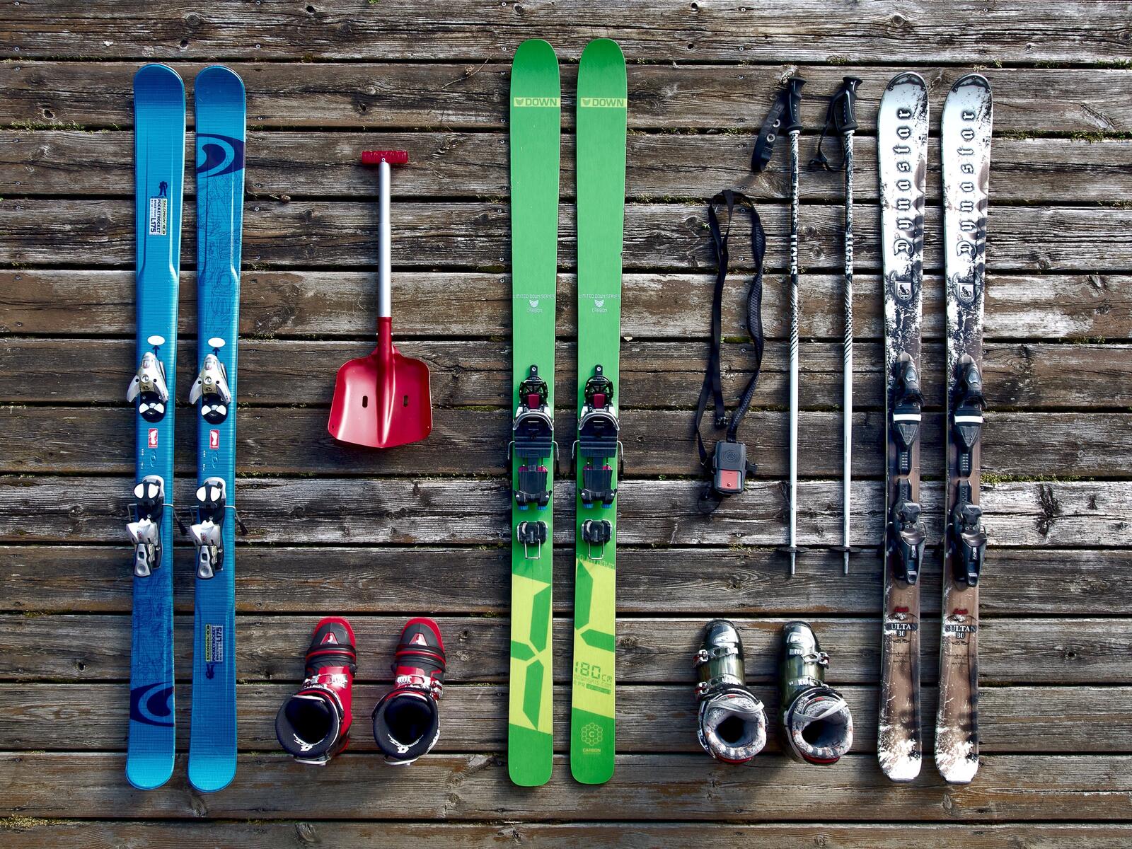 Бесплатное фото Готовимся к катанию на лыжах