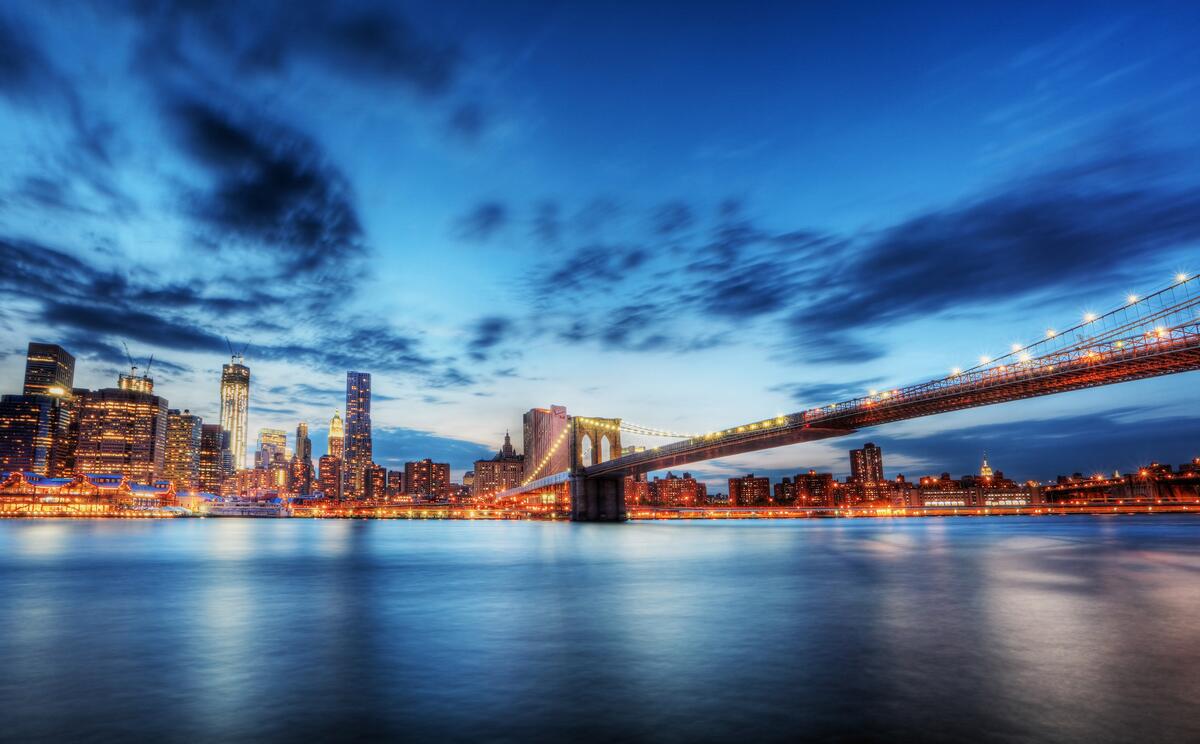 Вечерний Нью-Йорк с мостом и ярким синим небом