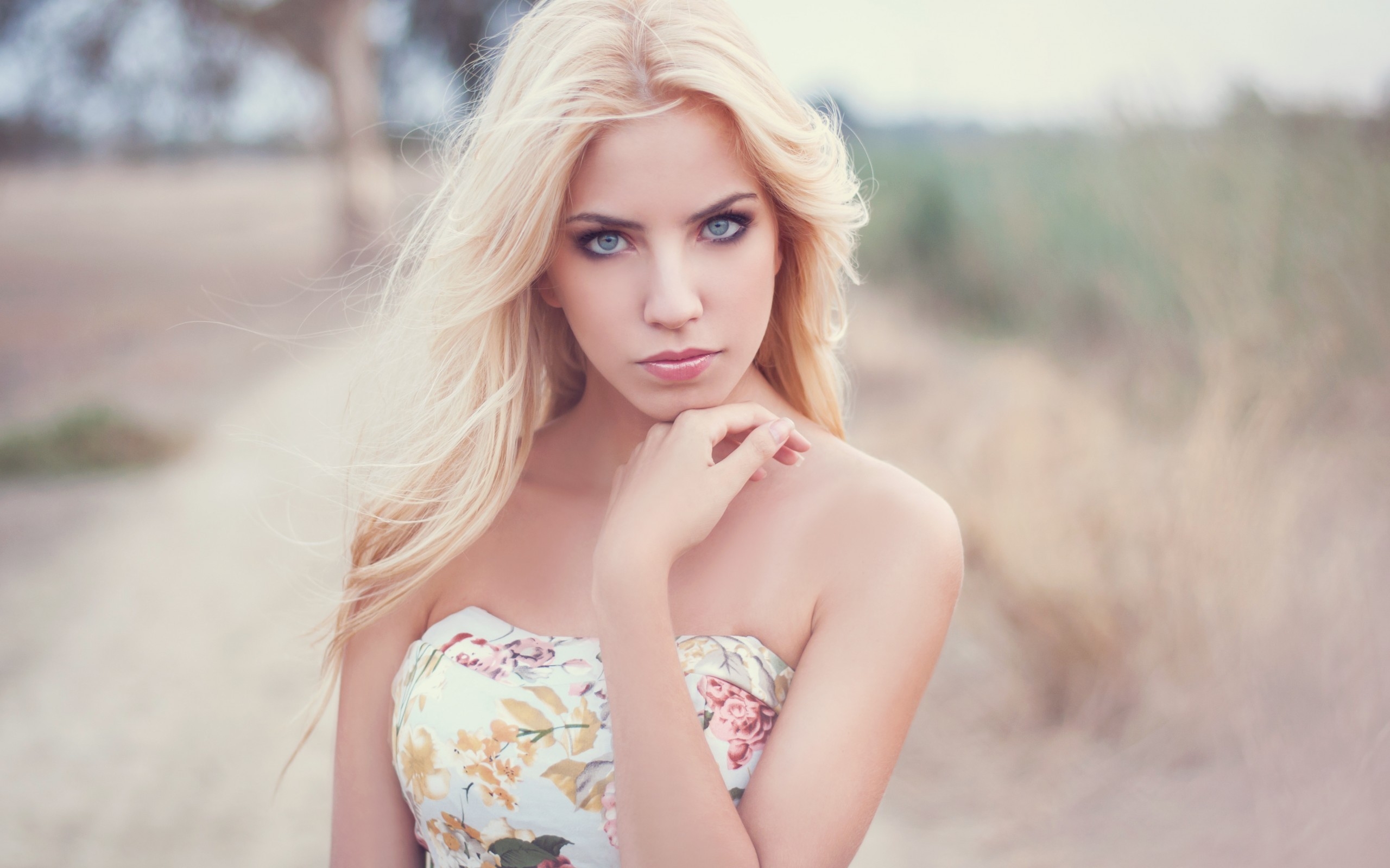 Девушка блондинка с голубыми глазами