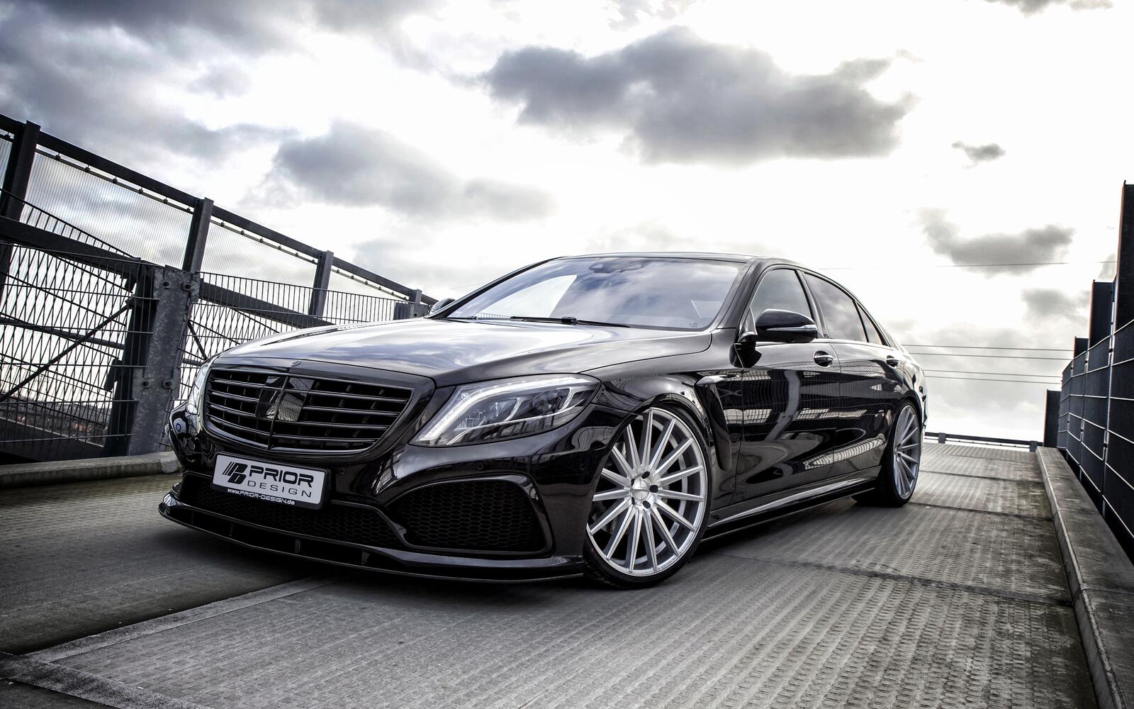 Free photo Black mercedes benz s class on cool rims
