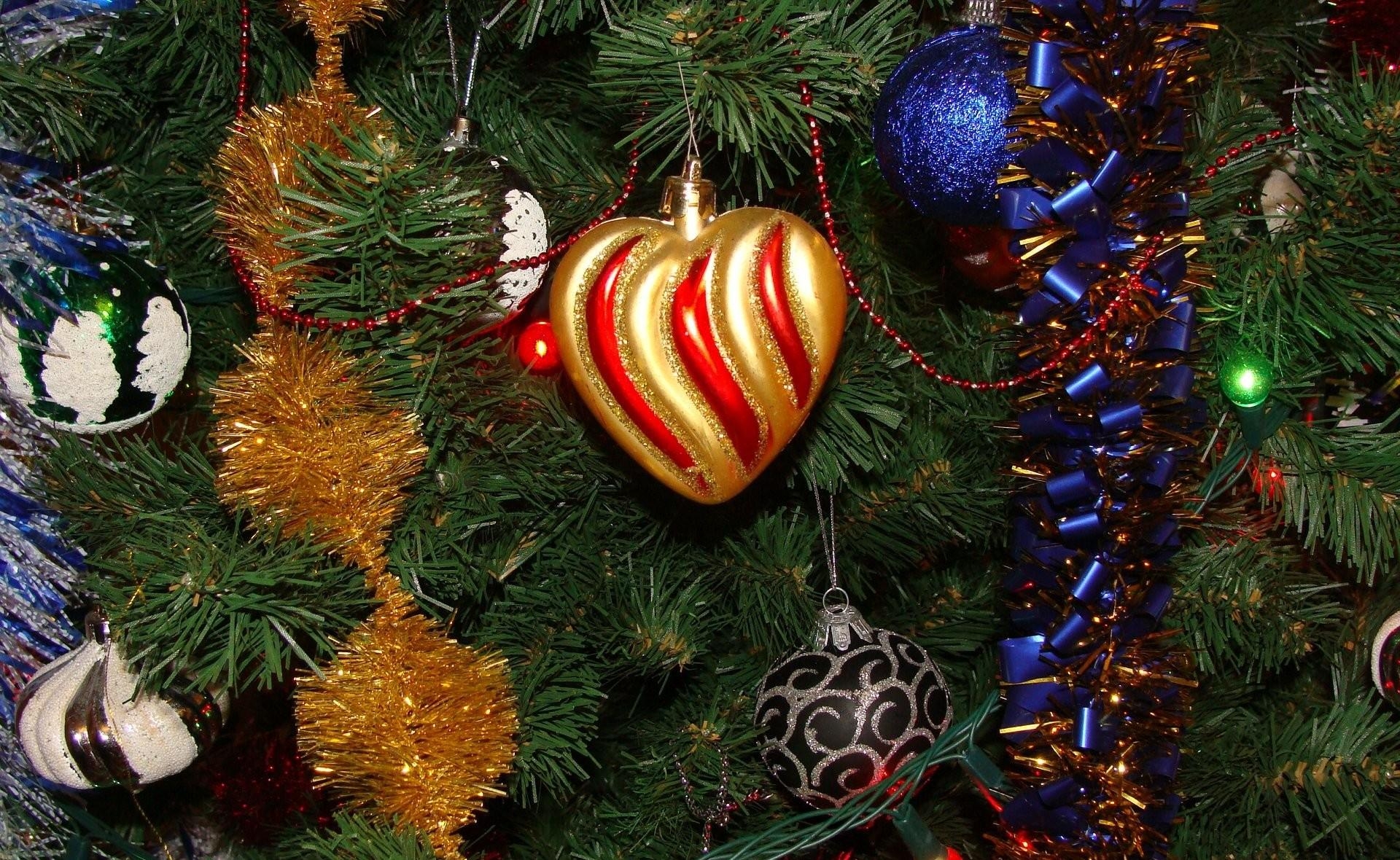 A heart-shaped toy on the Christmas tree