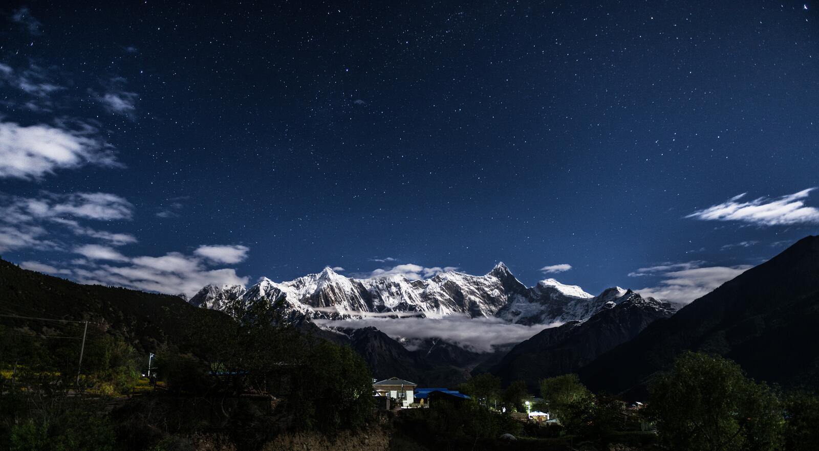 Бесплатное фото Красивое звездное небо на фоне гор в деревне