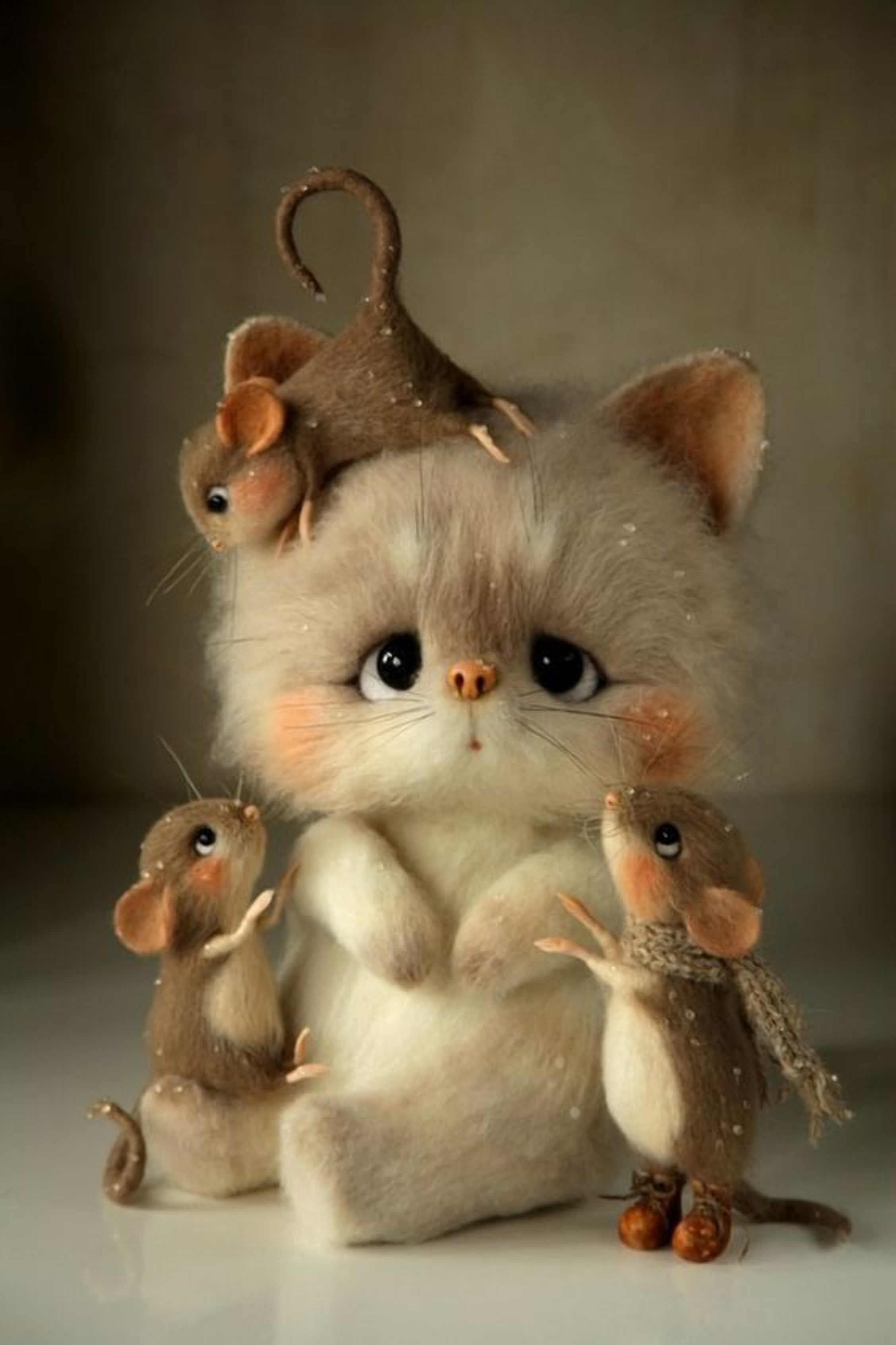 Knitted kitty with mice
