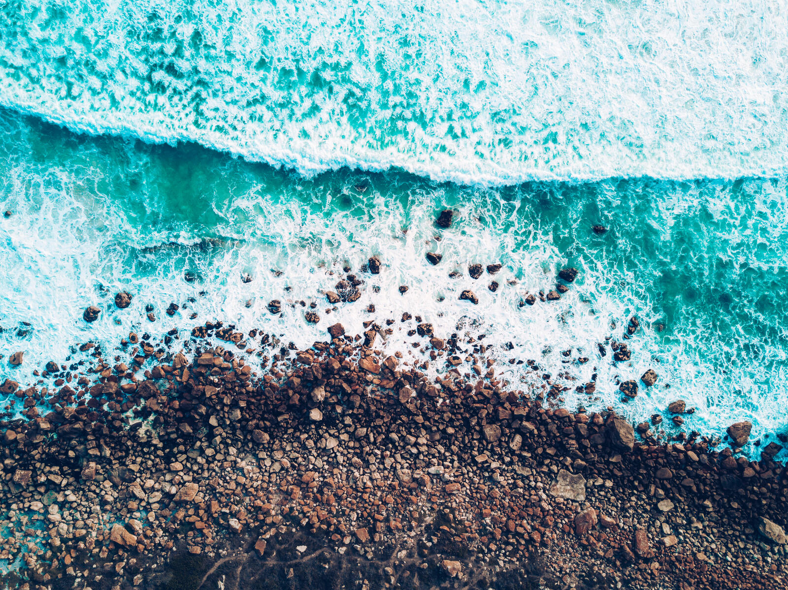 Бесплатное фото Компьютерные обои с изображением морской линии на каменном берегу