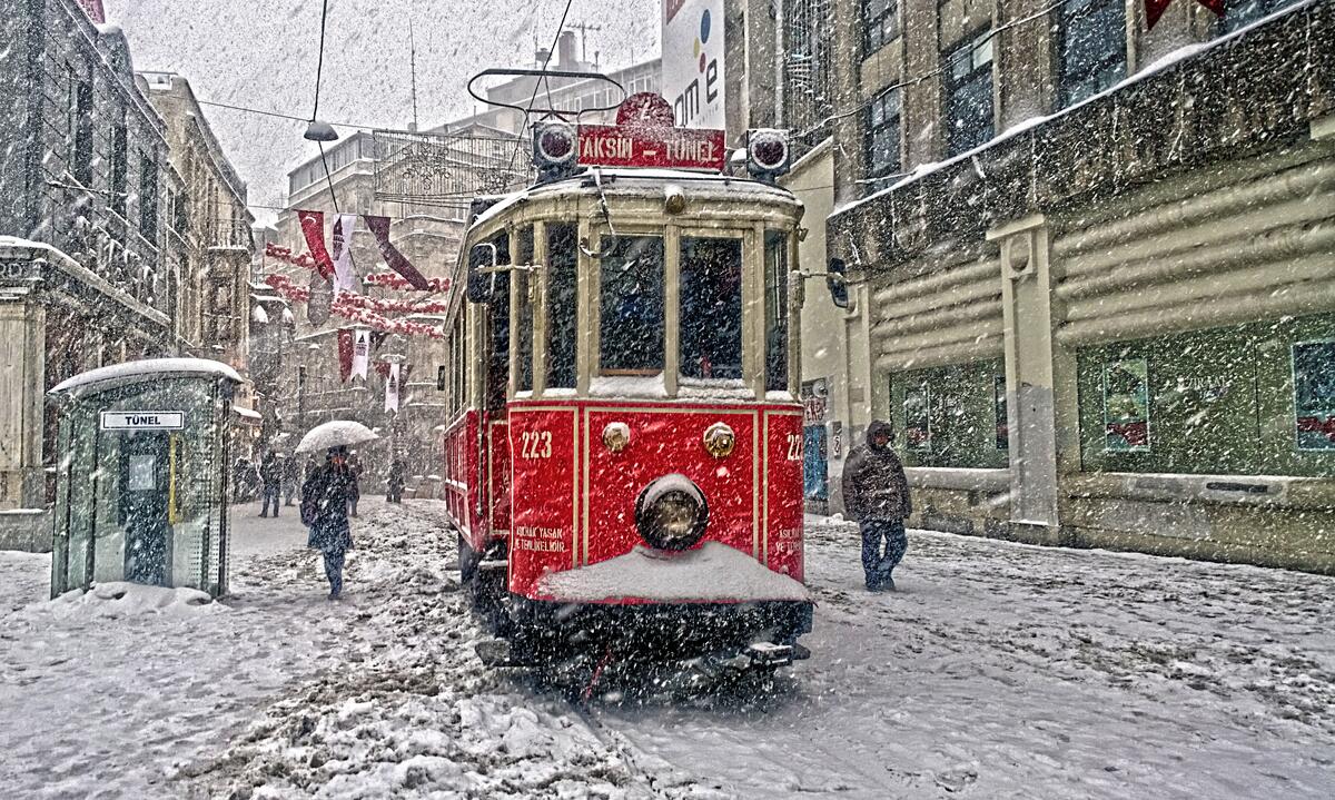 Старинный трамвай в турции стамбул таксим в зимнюю погоду