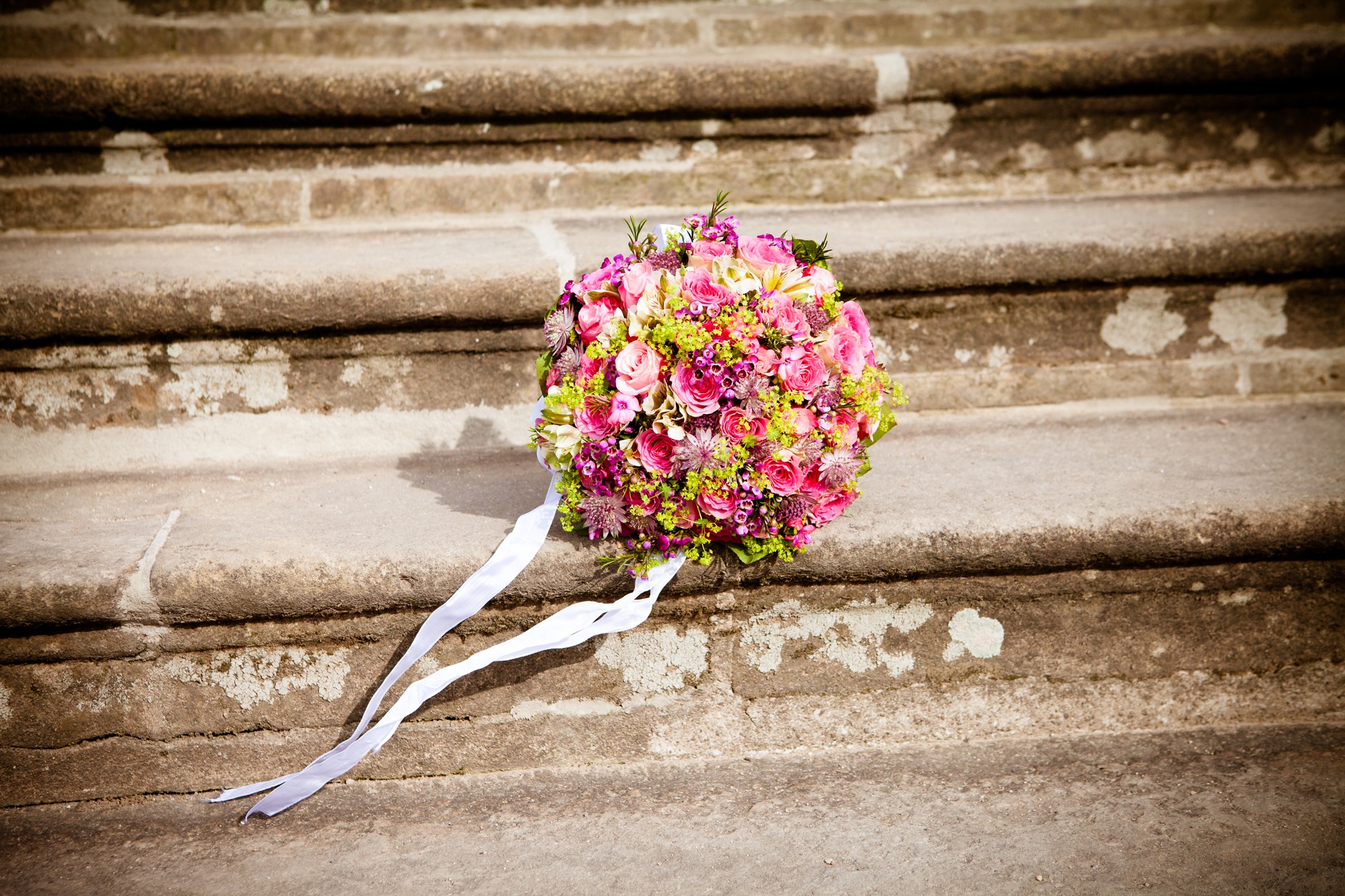 台阶上的婚礼捧花