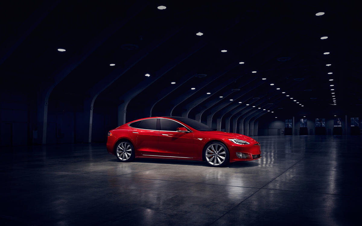 Tesla Model S в красном цвете