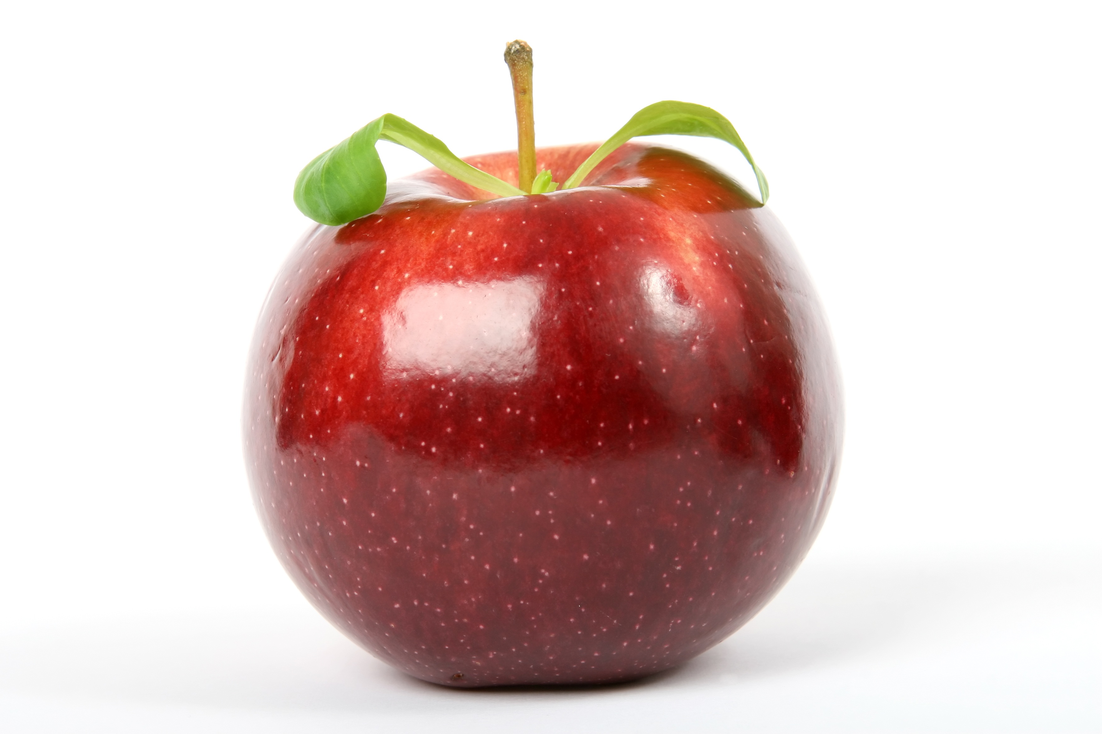 Бесплатное фото Красное яблоко с зелеными листочками