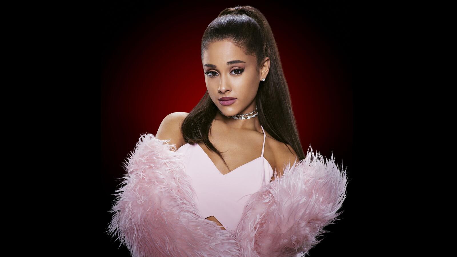免费照片阿丽亚娜-格兰德（Ariana Grande）身着粉色连衣裙