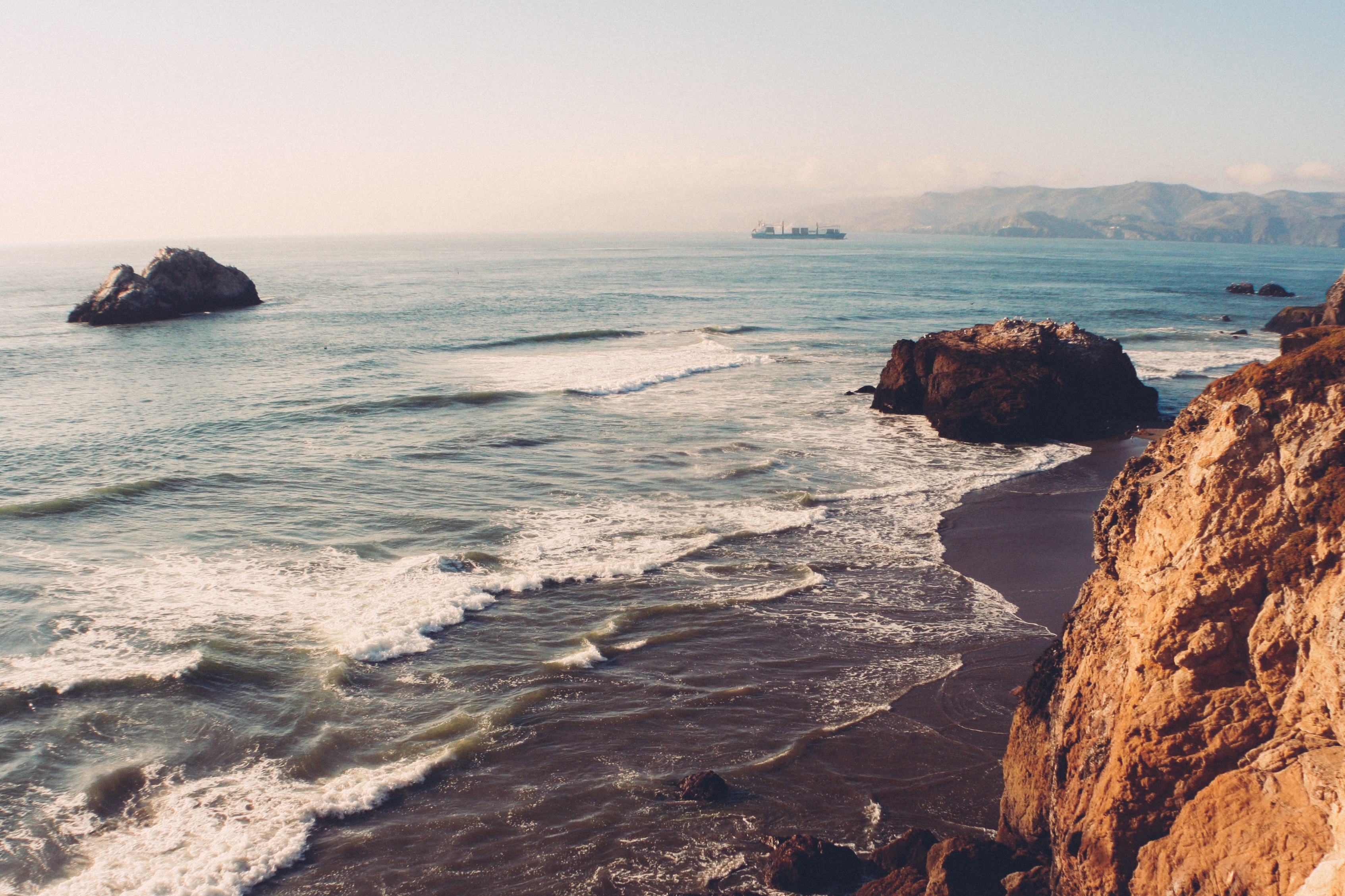 Бесплатное фото Скалы у берега океана
