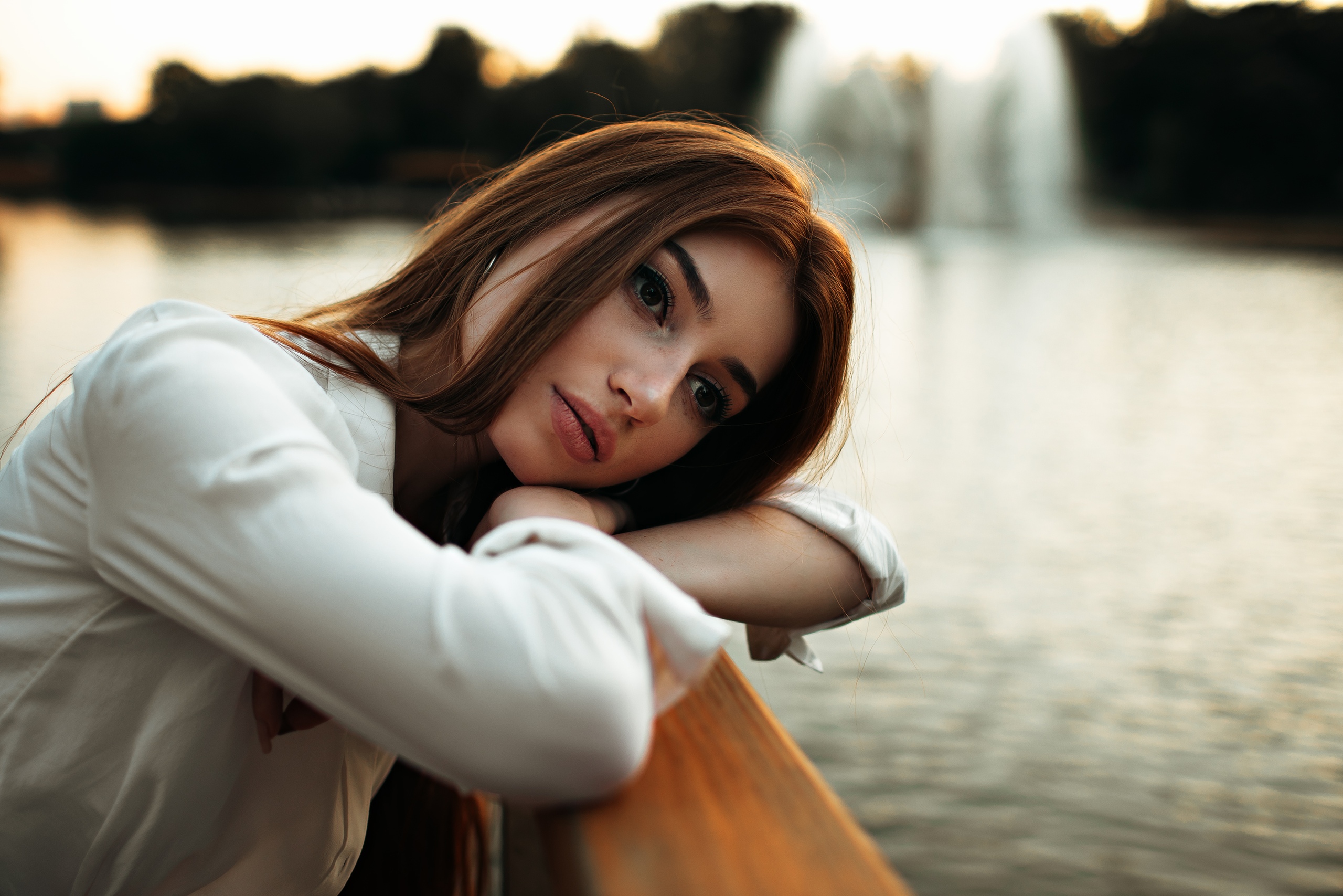 Бесплатное фото Скучающая девушка на берегу реки