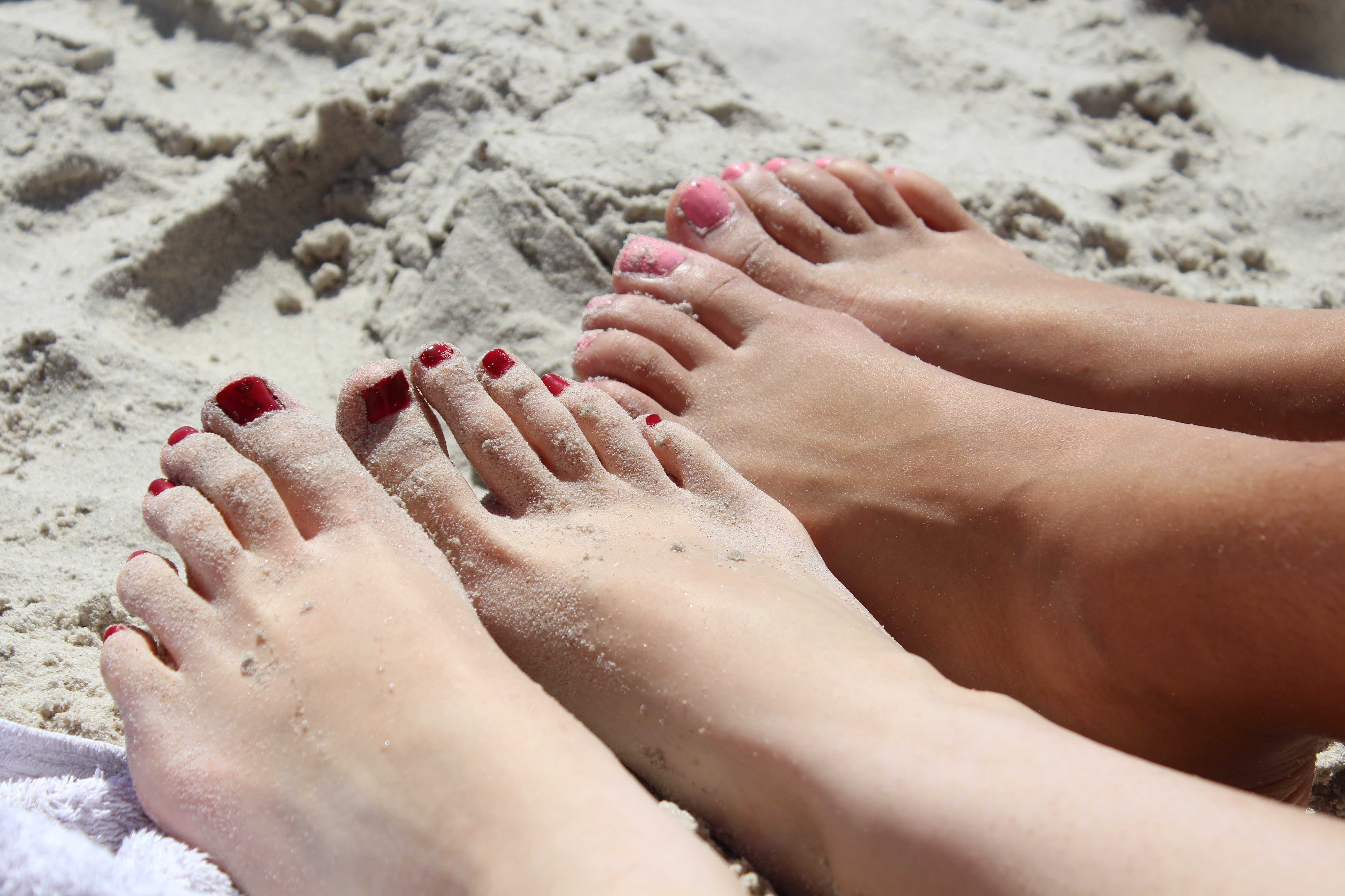 Holiday feet. Пляжный педикюр. Красивые пальцы ног. Красивые ступни. Педикюр на море.