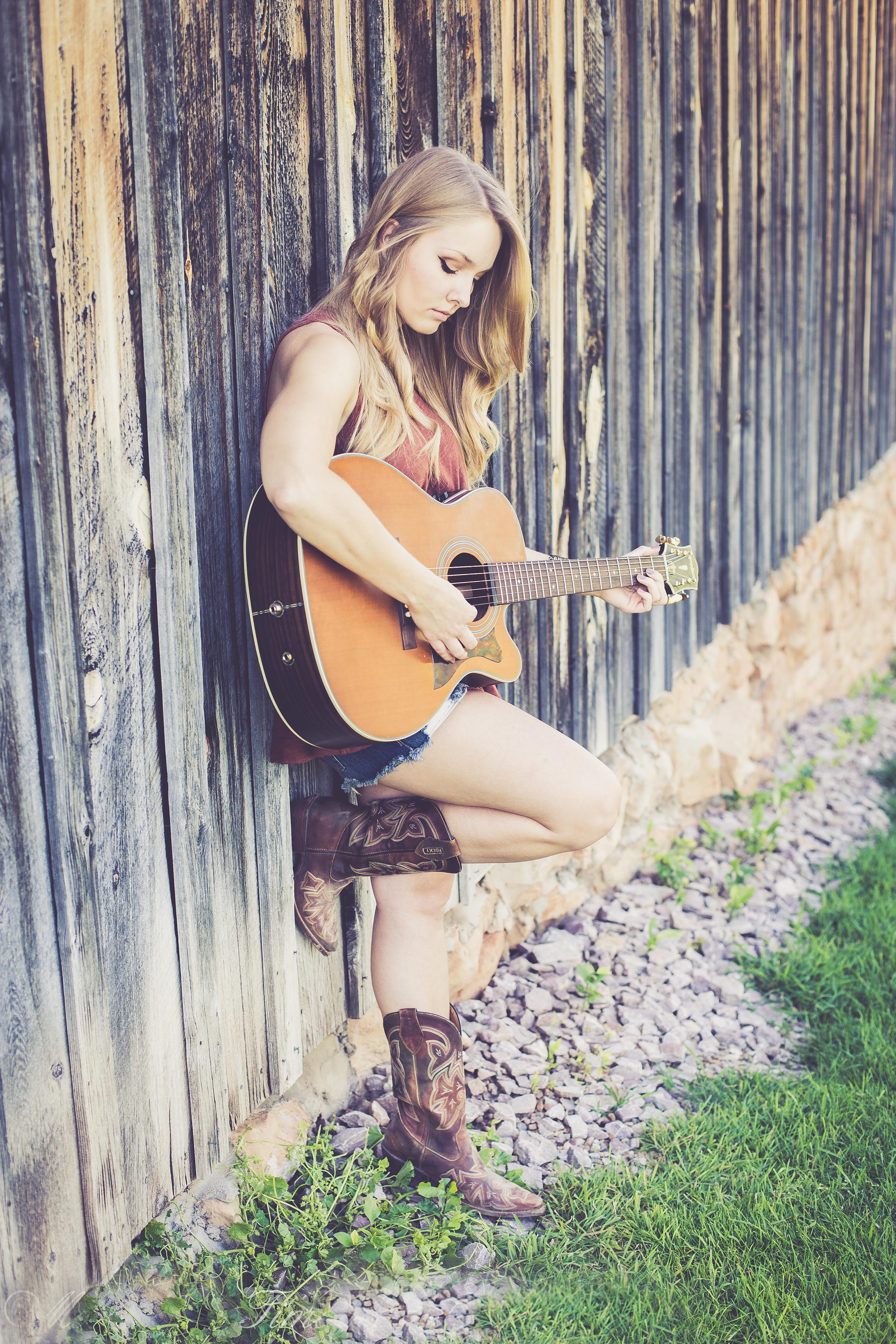 Бесплатное фото Светловолосая девушка с гитарой