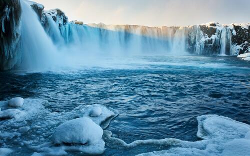 Красивый водопад Годафосс в Исландии