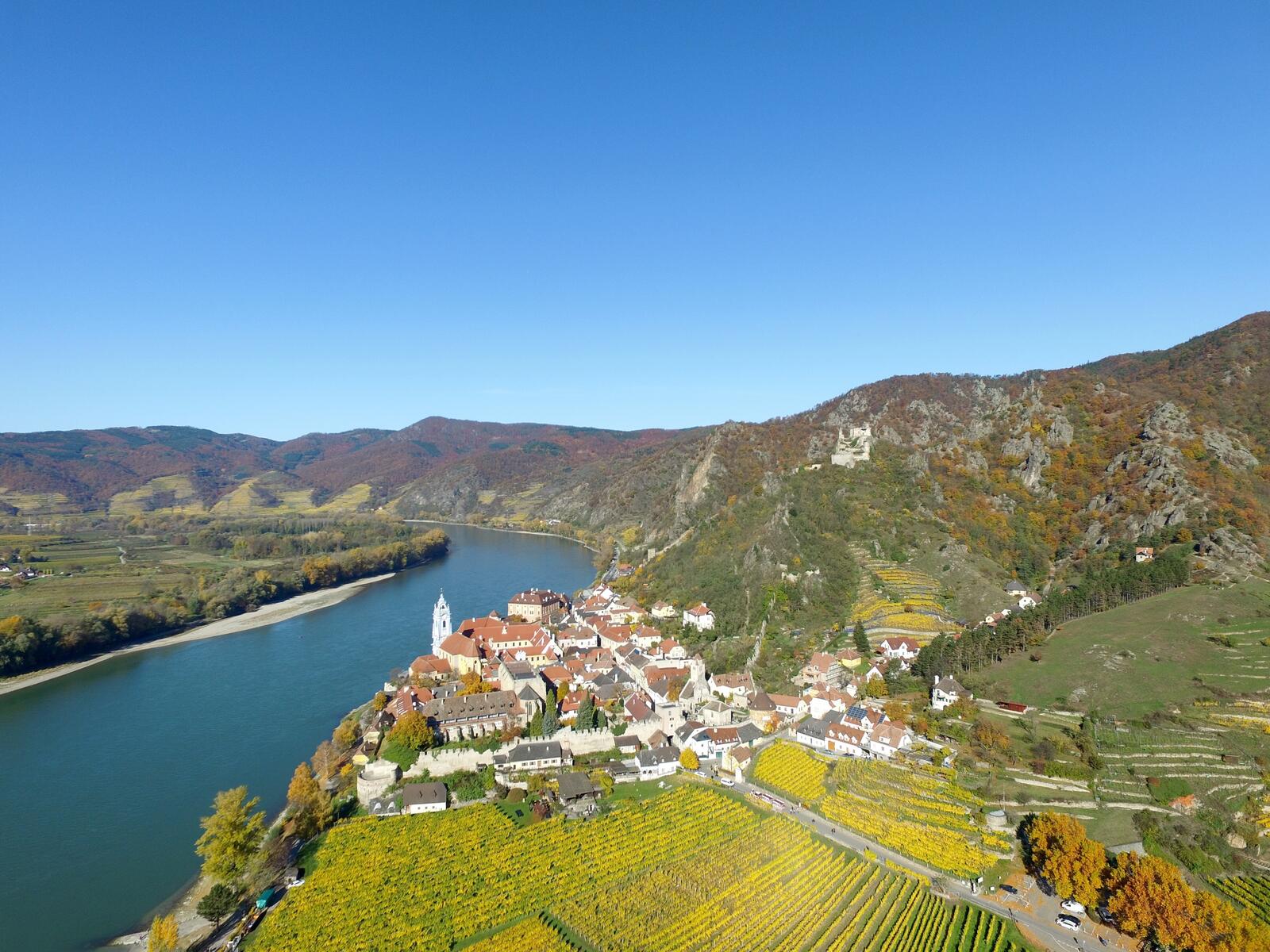 免费照片阿尔卑斯山河畔的小镇
