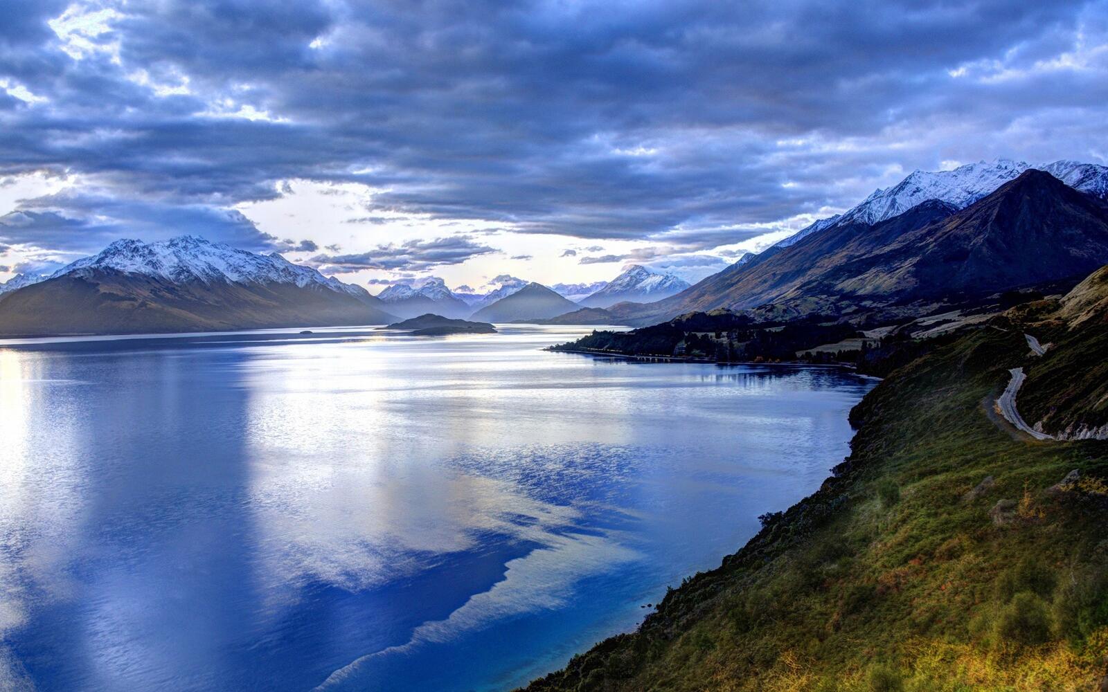 Free photo Lake shoreline in the Alps