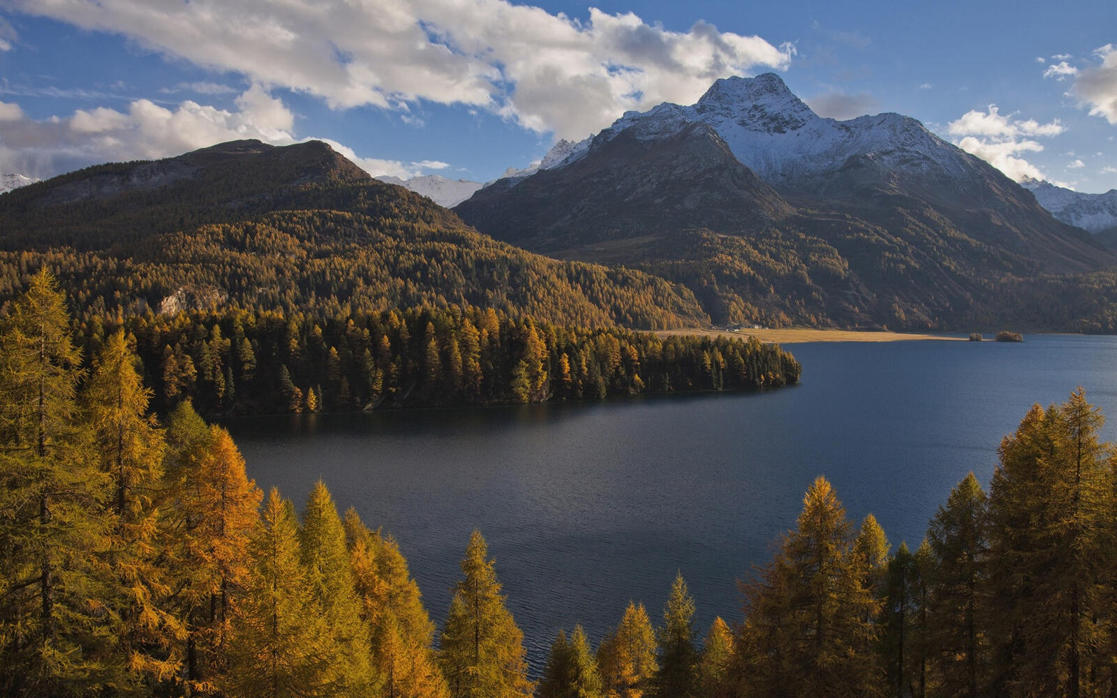 Бесплатное фото Осеннее озеро в горах Швейцарии