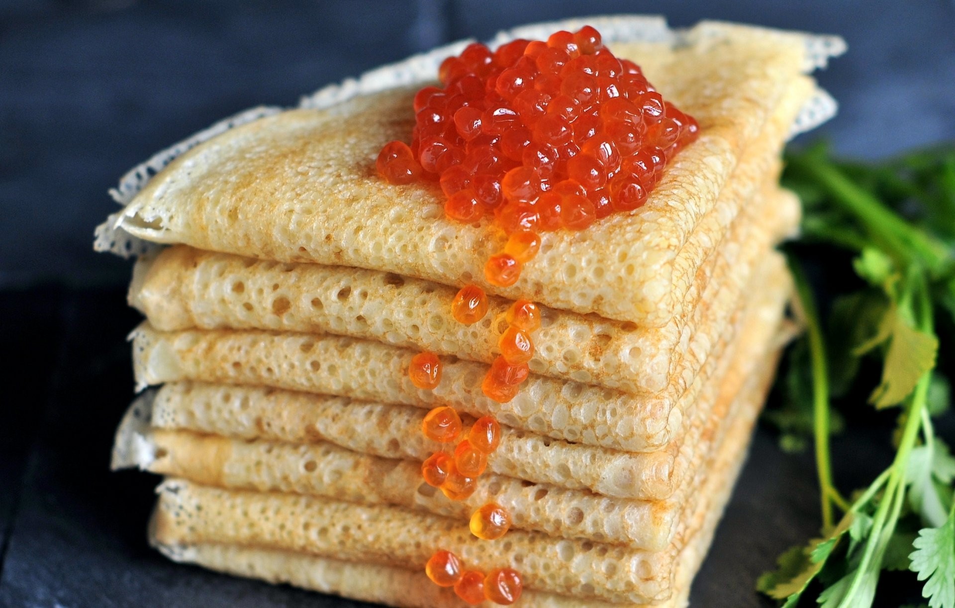 Free photo Wallpaper with delicate pancakes with red caviar