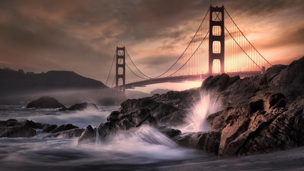 Красный мост в Калифорнии на закате