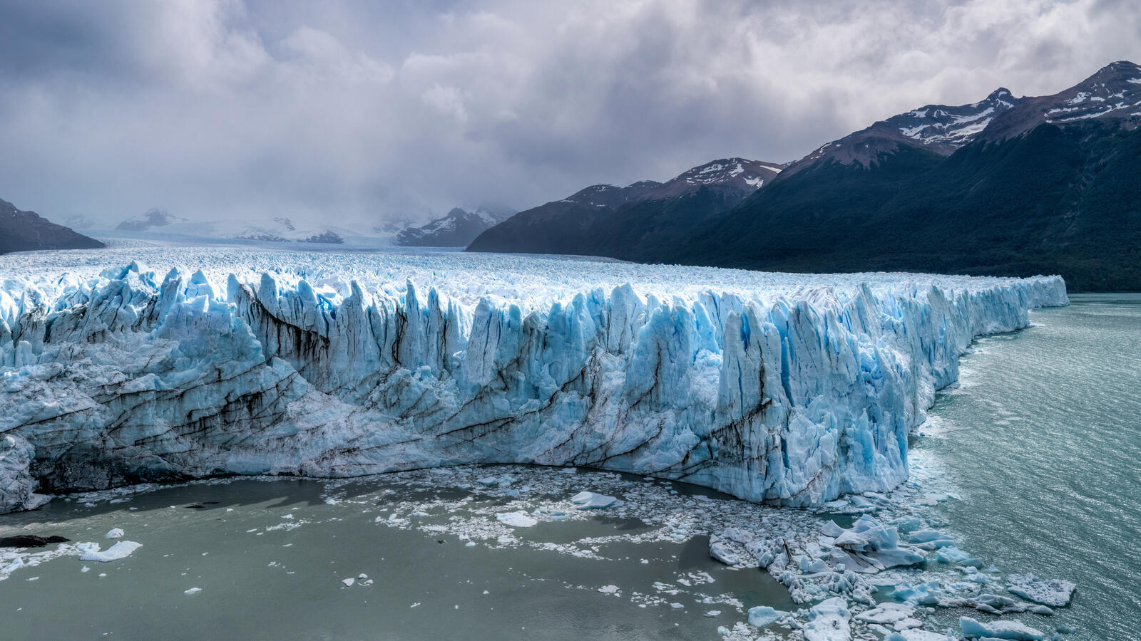 Бесплатное фото Большая льдина на реке