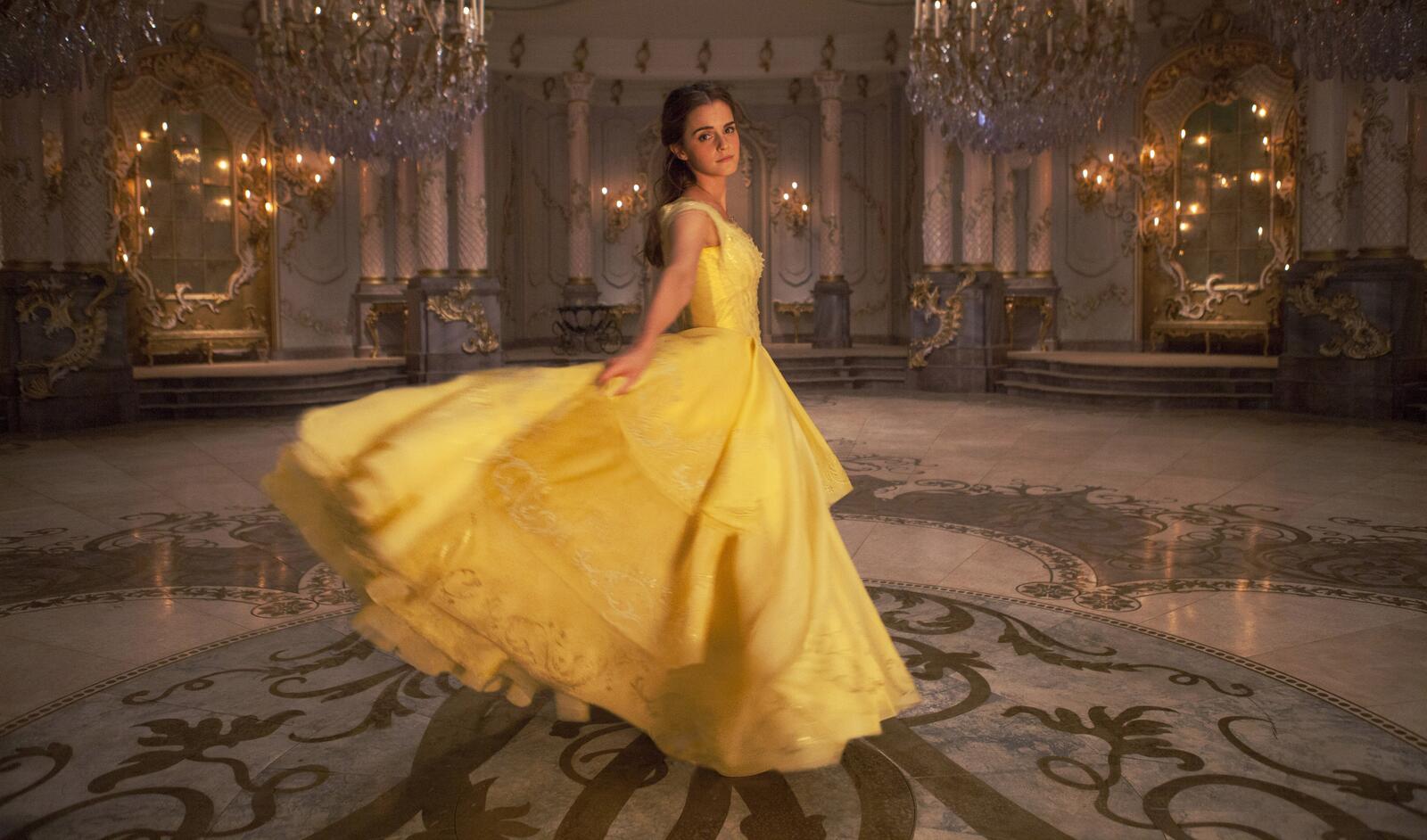 Free photo Emma Watson dances in a yellow dress
