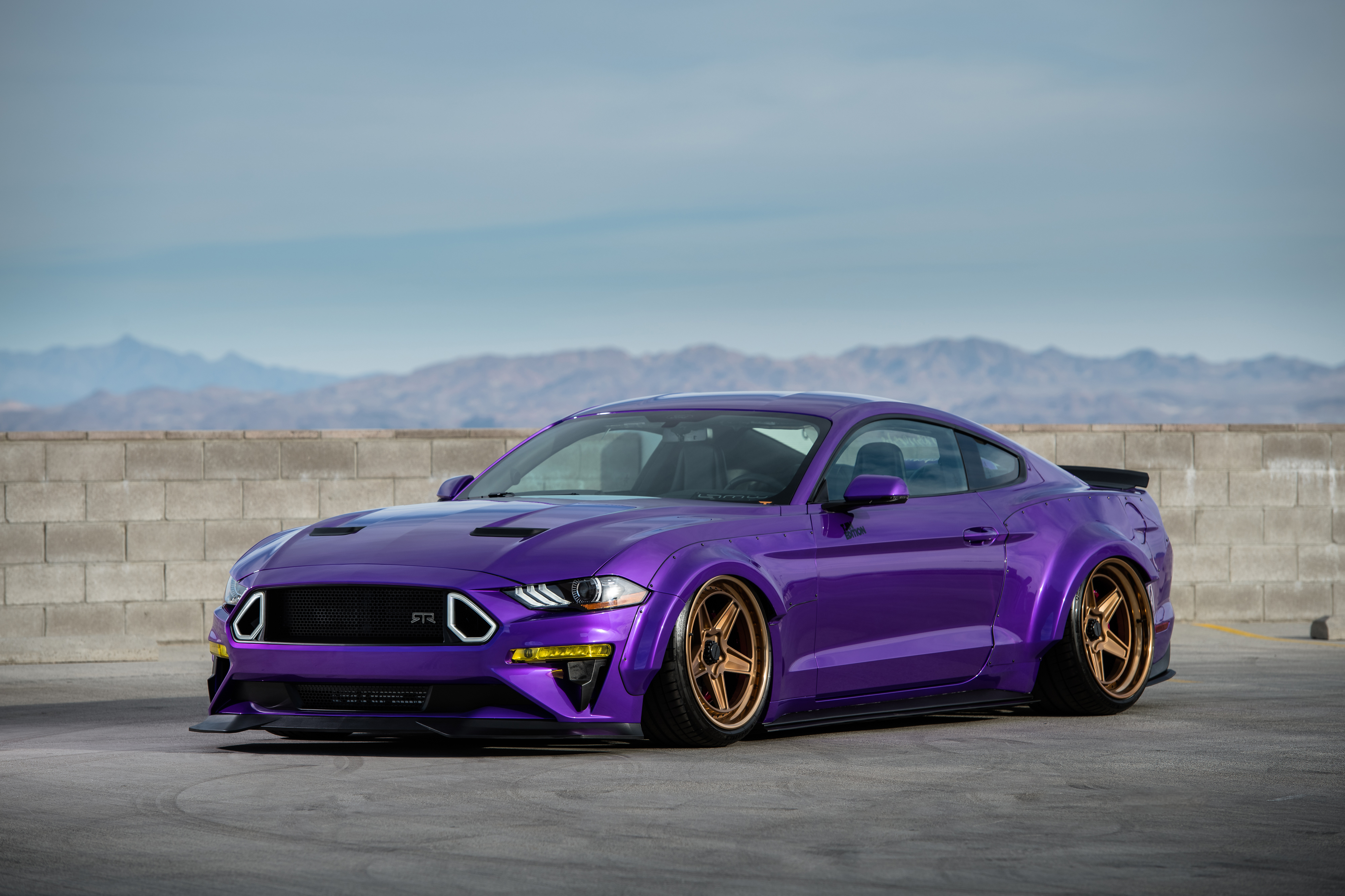 фиолетовый Ford Mustang