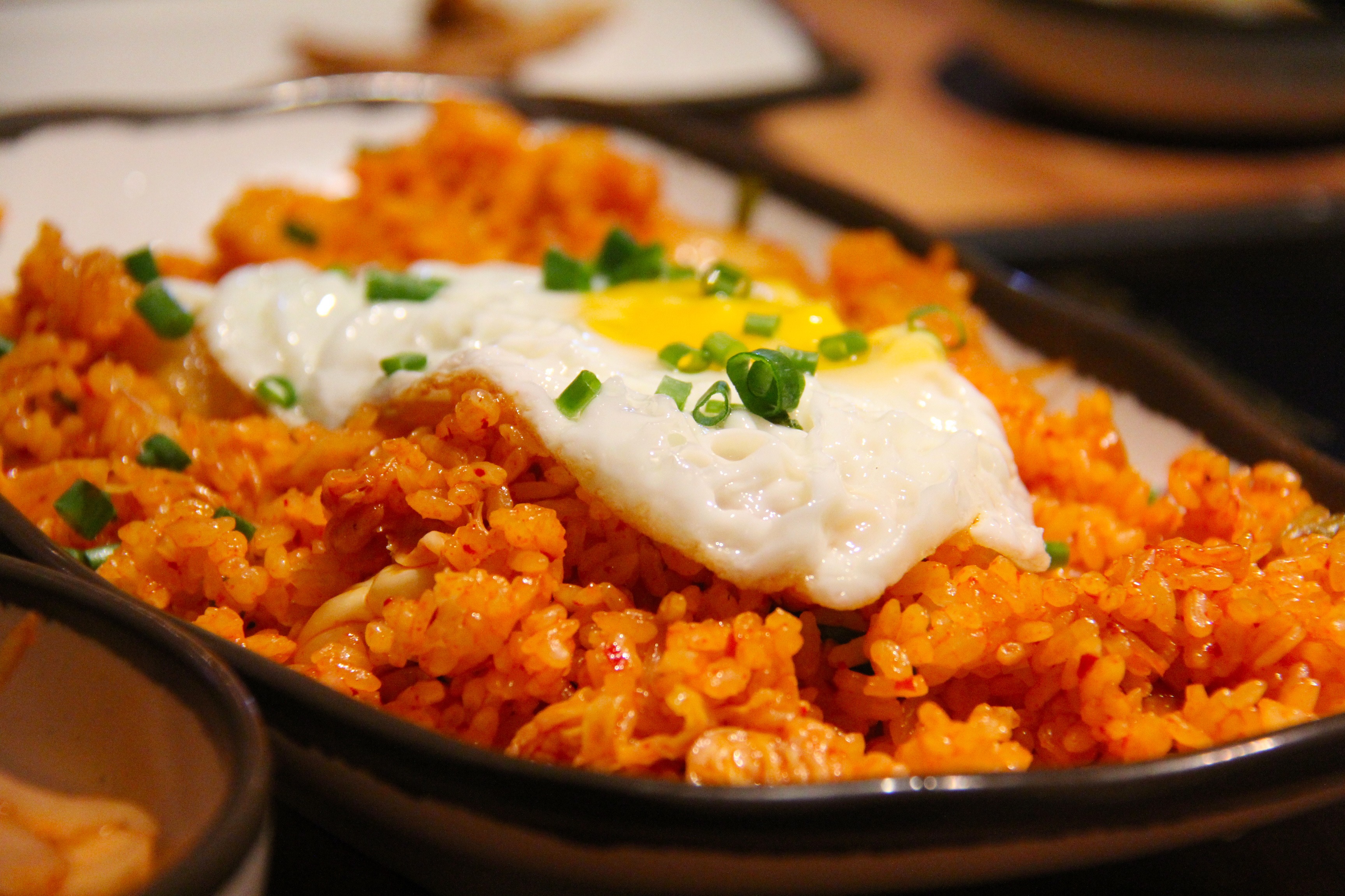 免费照片炒鸡蛋和米饭的美味早餐