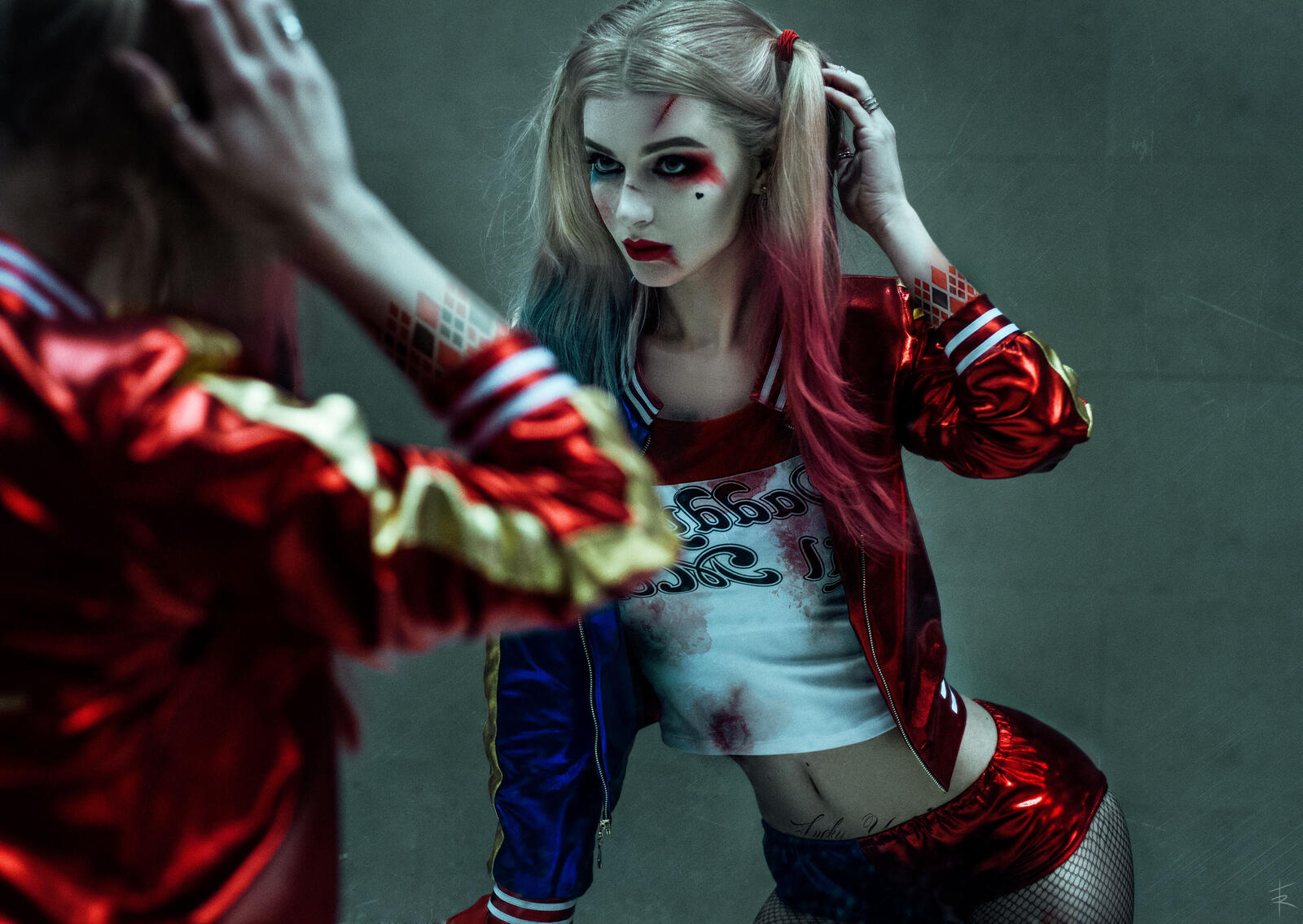 Free photo Harley Quinn in the reflection of the mirror