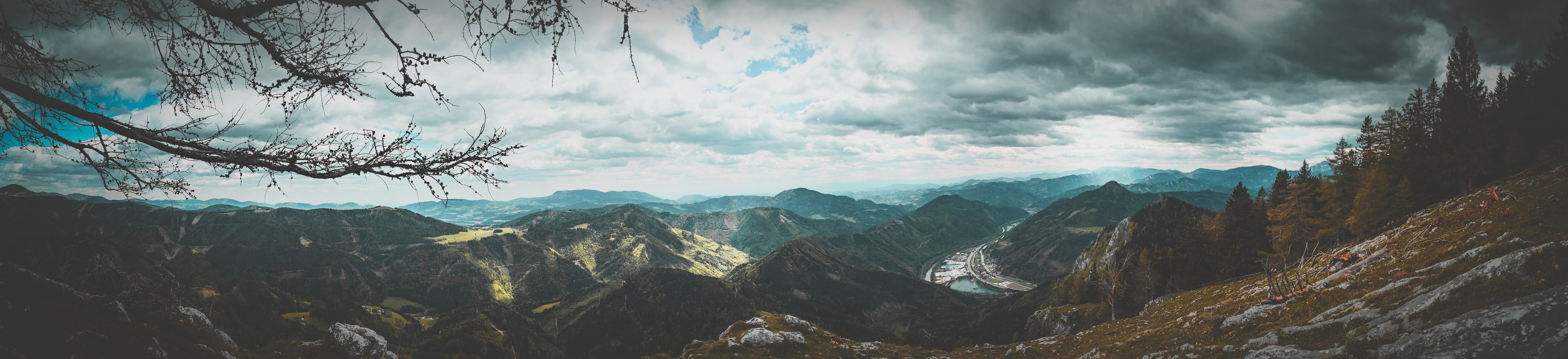 Free photo Wide panoramic photograph showing mountains