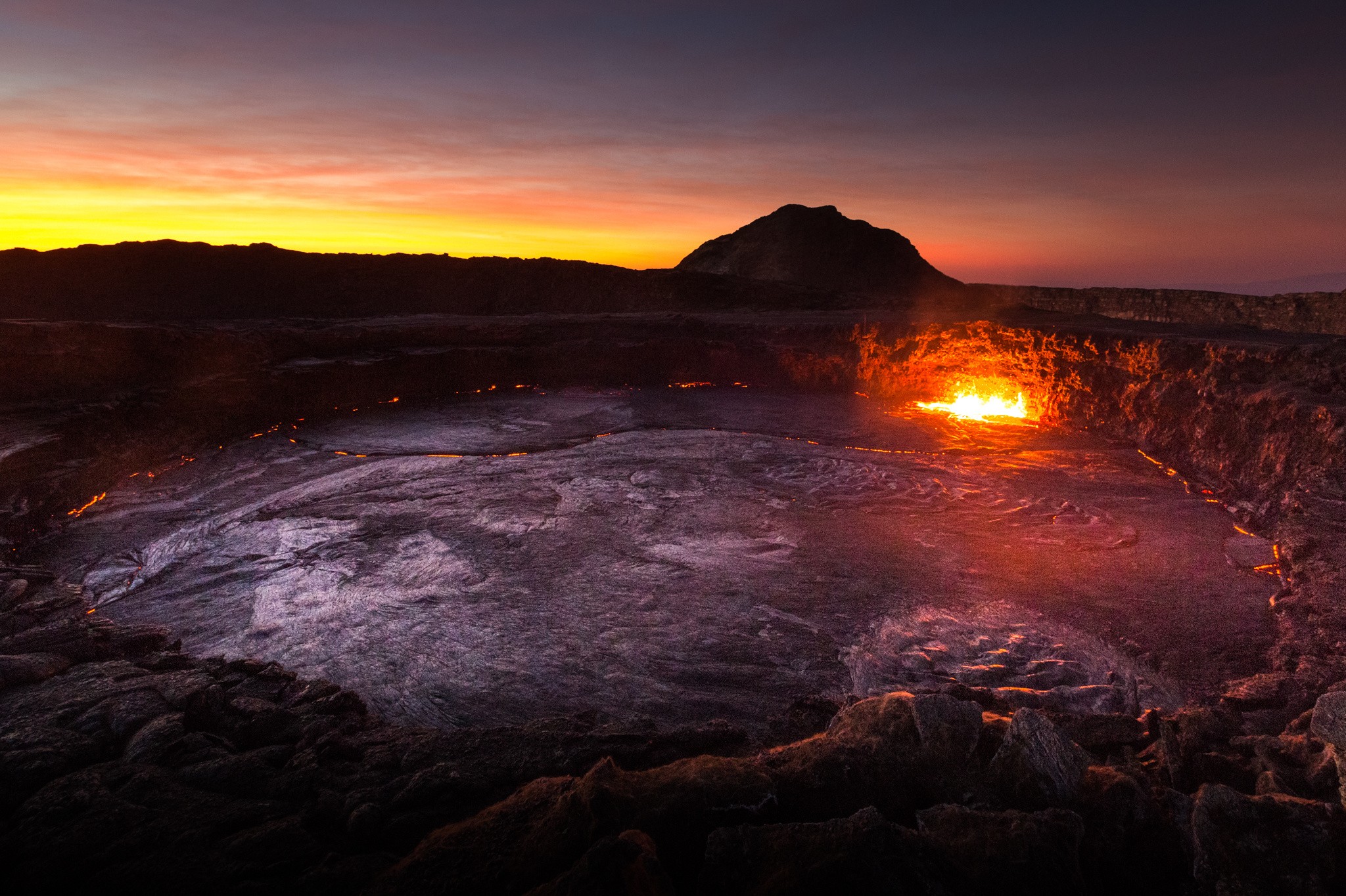 Бесплатное фото Остывшая лава среди скал