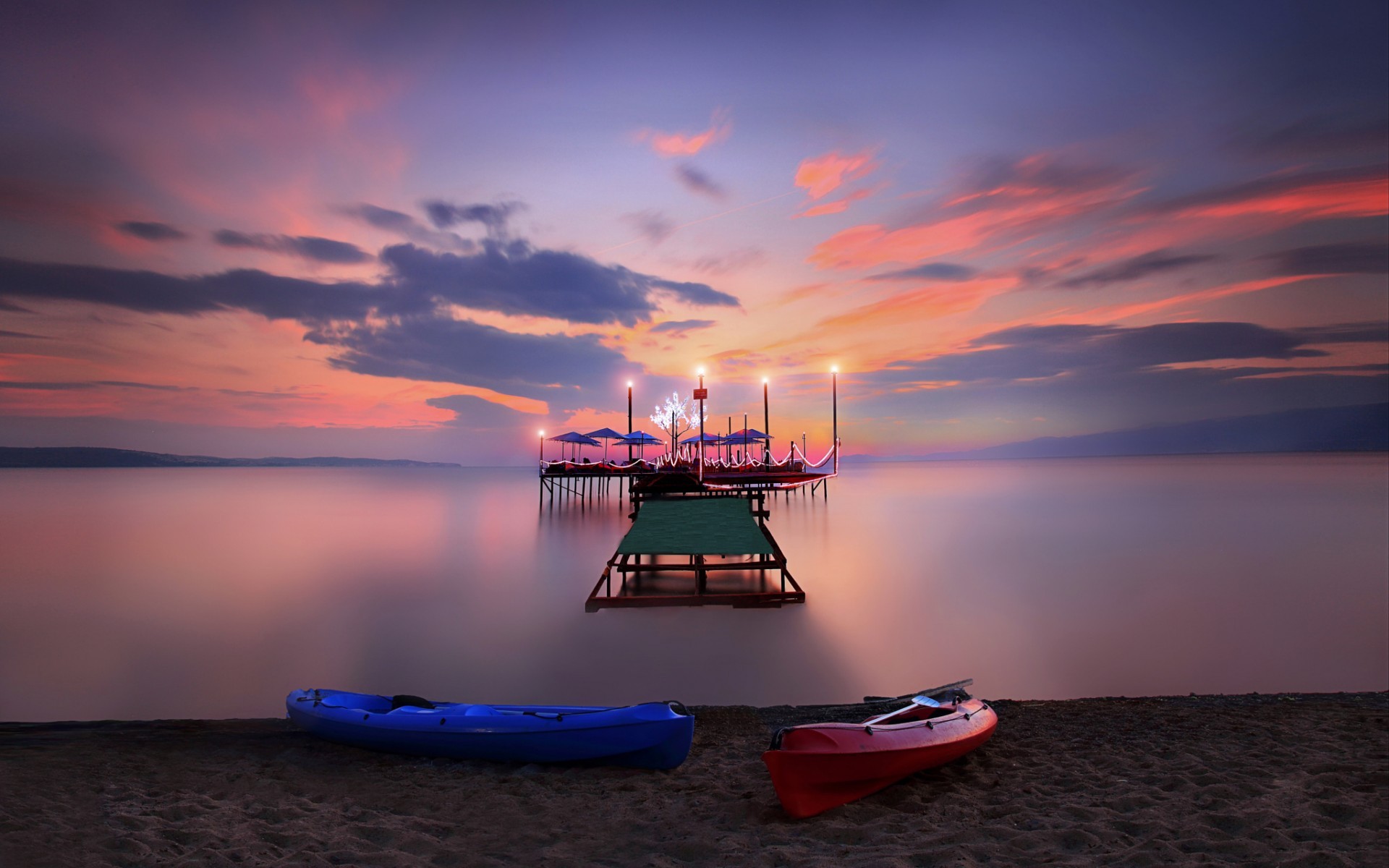 免费照片日落时分海边码头上的咖啡馆