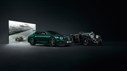 Старая и новая Bentley Continental GT зеленого цвета на темном фоне