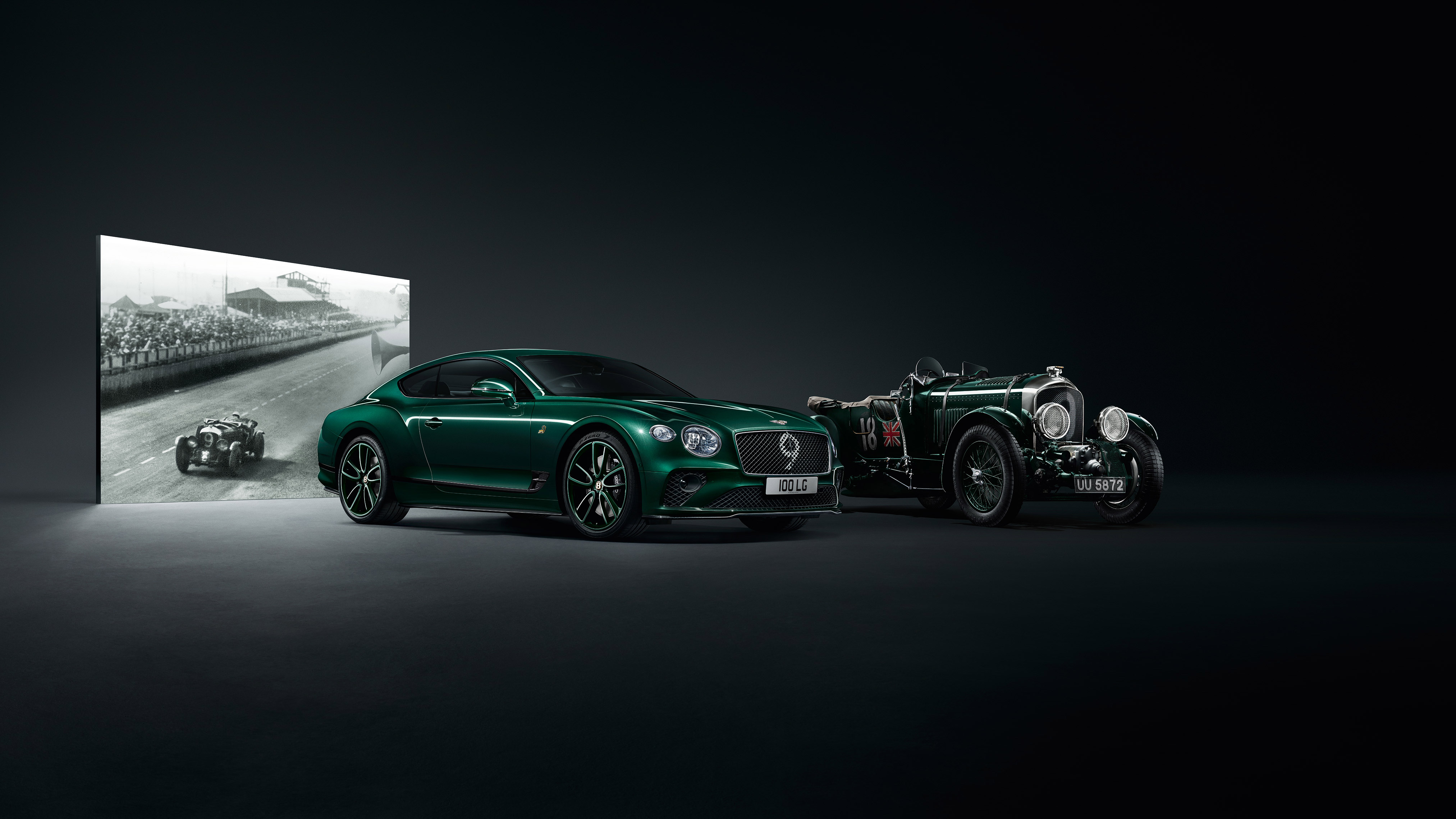 Бесплатное фото Старая и новая Bentley Continental GT зеленого цвета на темном фоне