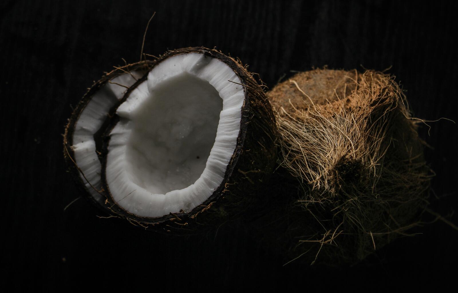Бесплатное фото Разломанный кокос пополам