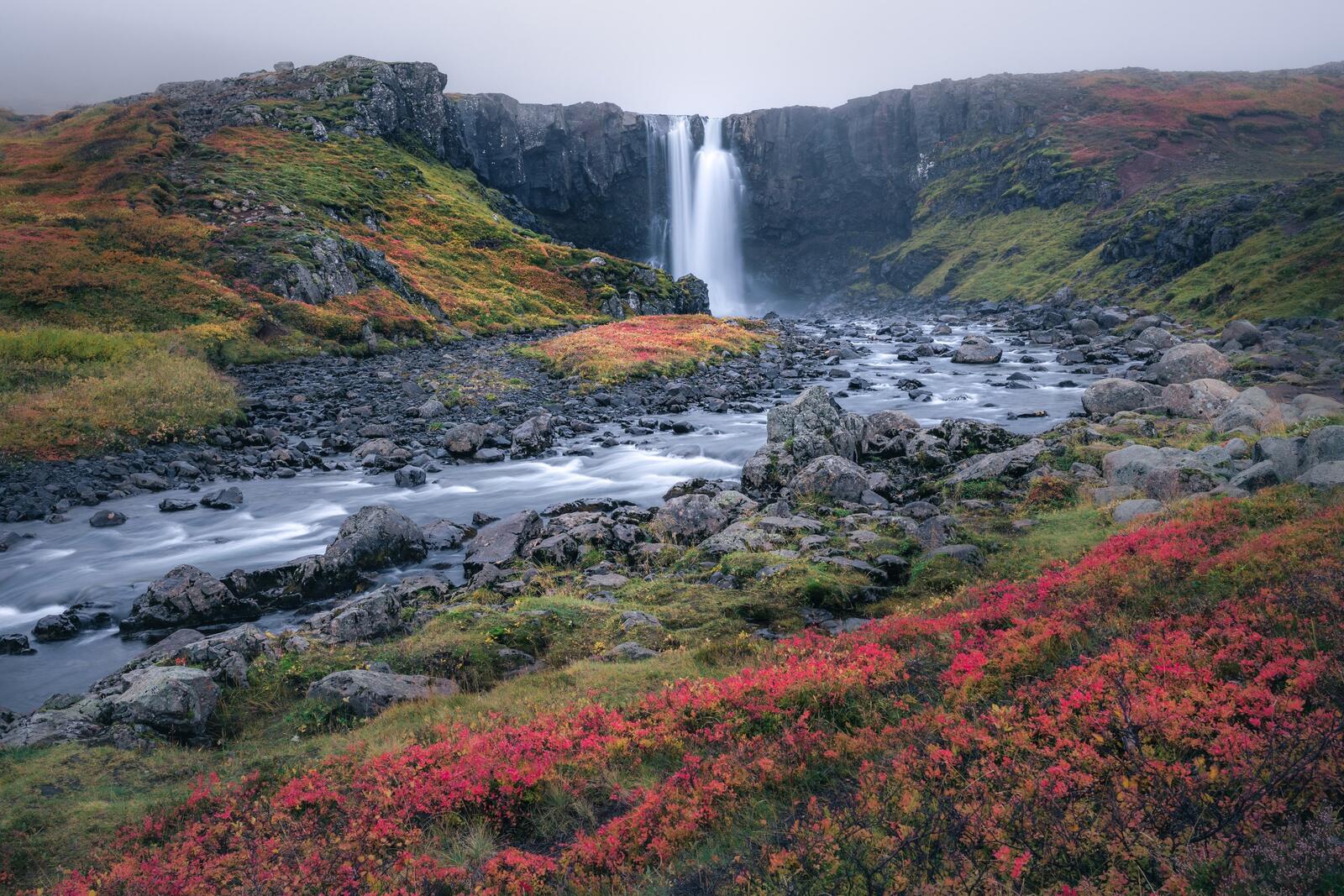 Бесплатное фото Небольшой водопад в пасмурную погоду